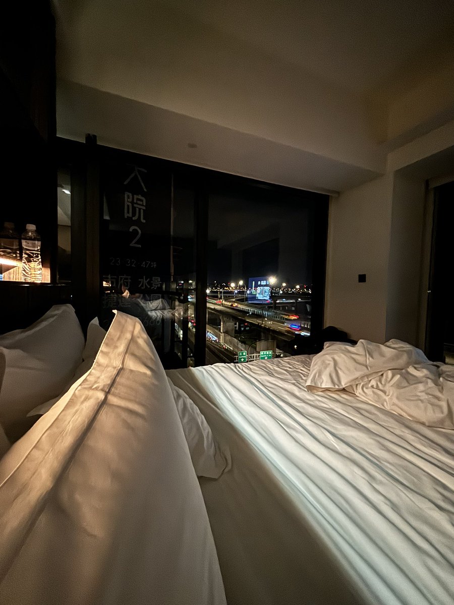 有落地窗有夜景還有來來去去的車子
色色好地方😻 https://t.co/ELSsXWoXLy