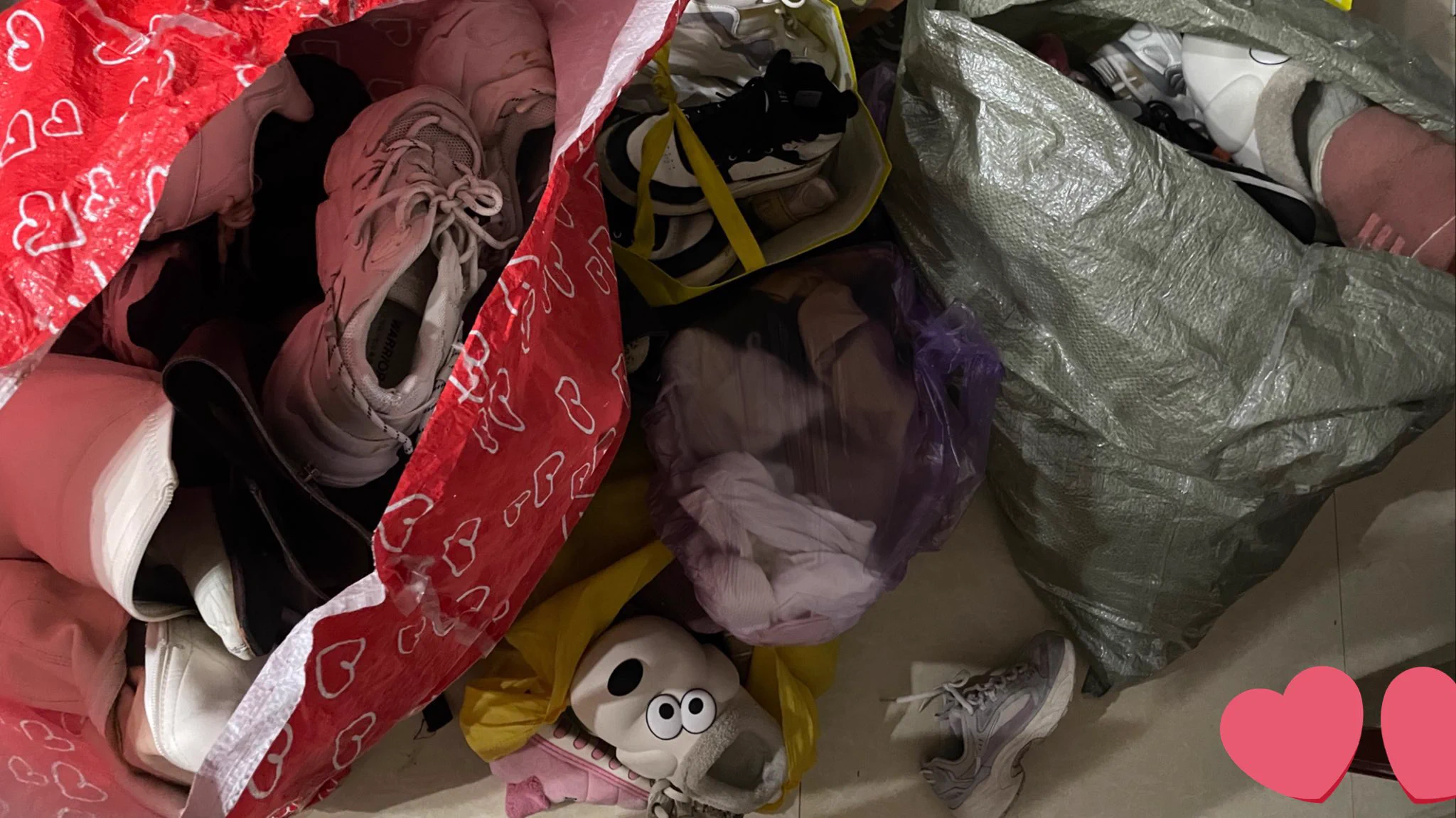 女生宿舍清出来的东西，转发这条推文加关注。抽五位送。这次就发这一条！其他都是纯分享.转发以这条为准。明天晚上八点开。#女生宿舍 #扫楼 #抽奖 #原味 https://t.co/BjmviqlBl4