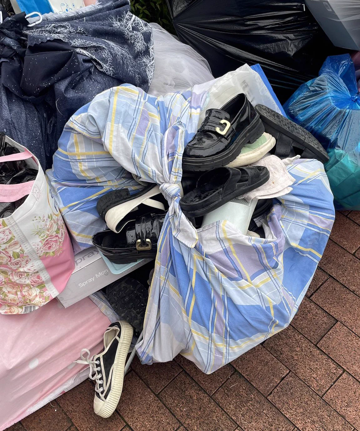 女生宿舍清出来的东西，转发这条推文加关注。抽五位送。这次就发这一条！其他都是纯分享.转发以这条为准。明天晚上八点开。#女生宿舍 #扫楼 #抽奖 #原味 https://t.co/BjmviqlBl4