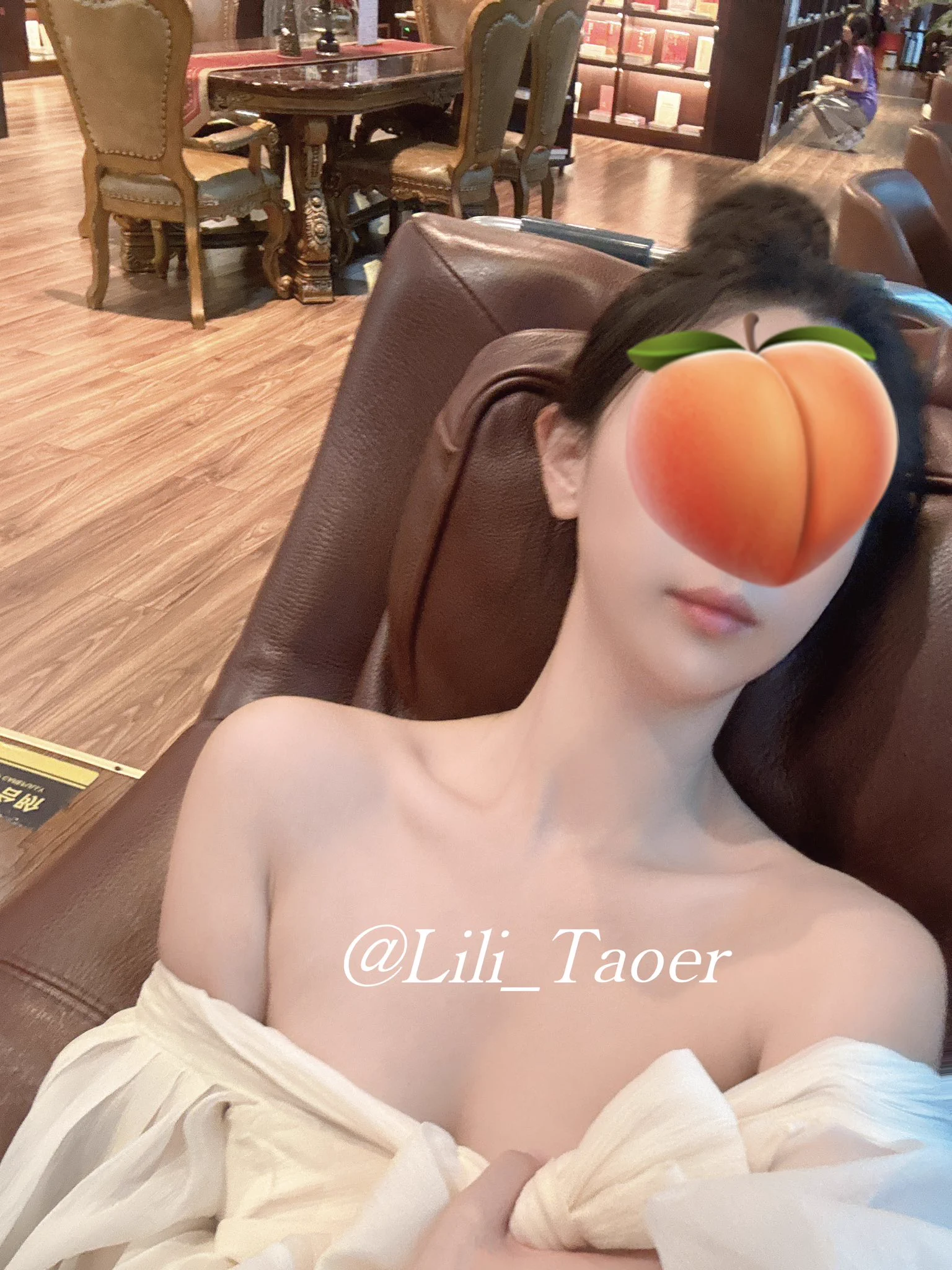 在机场休息室偷偷拍一张 后面一直有人在来回走 吓得我手一直抖 照片拍的都糊了 也是素颜状态 太刺激啦～

❤️
@luchu888 https://t.co/BhX8avMWYi