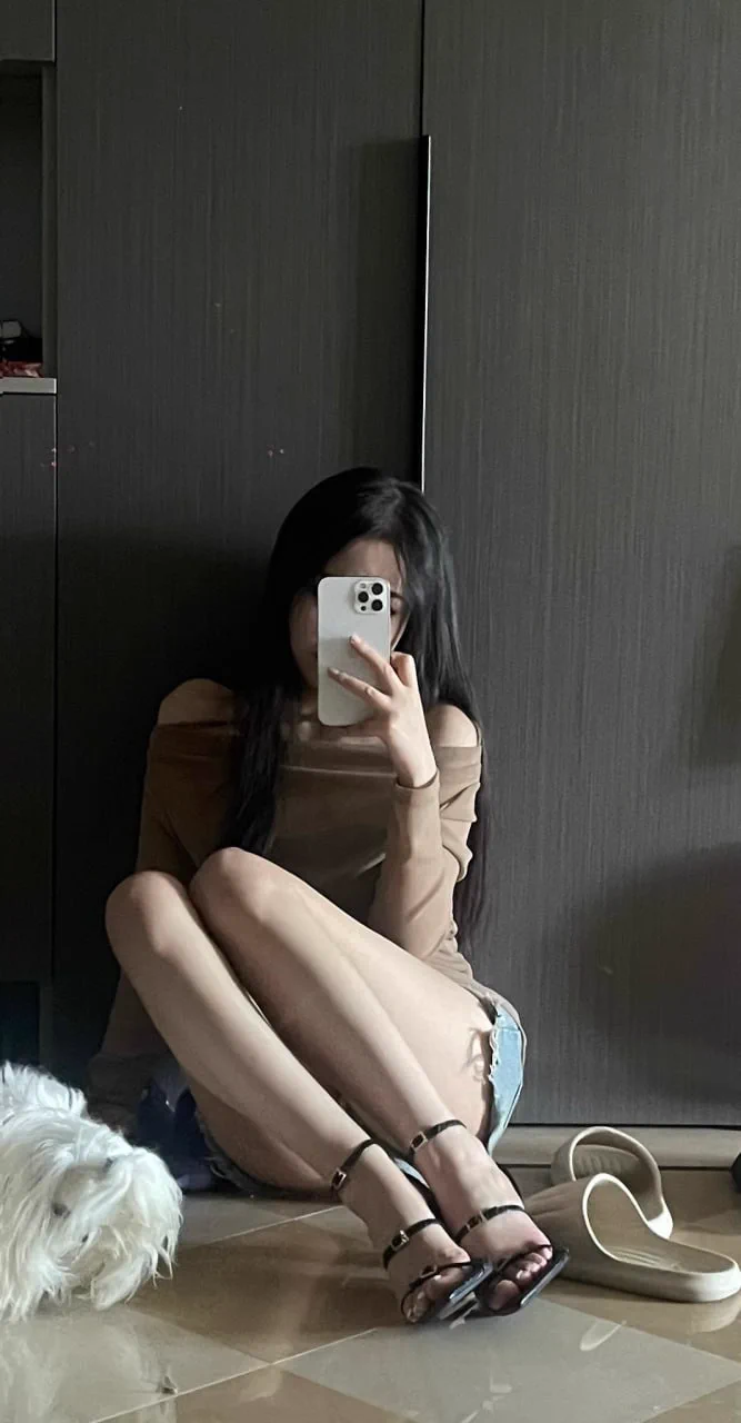 0571地区，杭州推友投稿，寻同城同好上门保养打胶。单纯啪啪啪不够刺激了，想让女友穿着同好射满JY的鞋子再C；提供图4鞋子任选，绫油亮黑丝一条；大尺度完整版已发群内，量大J浓的来，每天撸没几滴的就算了。杭州地区有意向的同好可私信我获取联系方式，拒绝白嫖！ https://t.co/WNRmnfmvL8