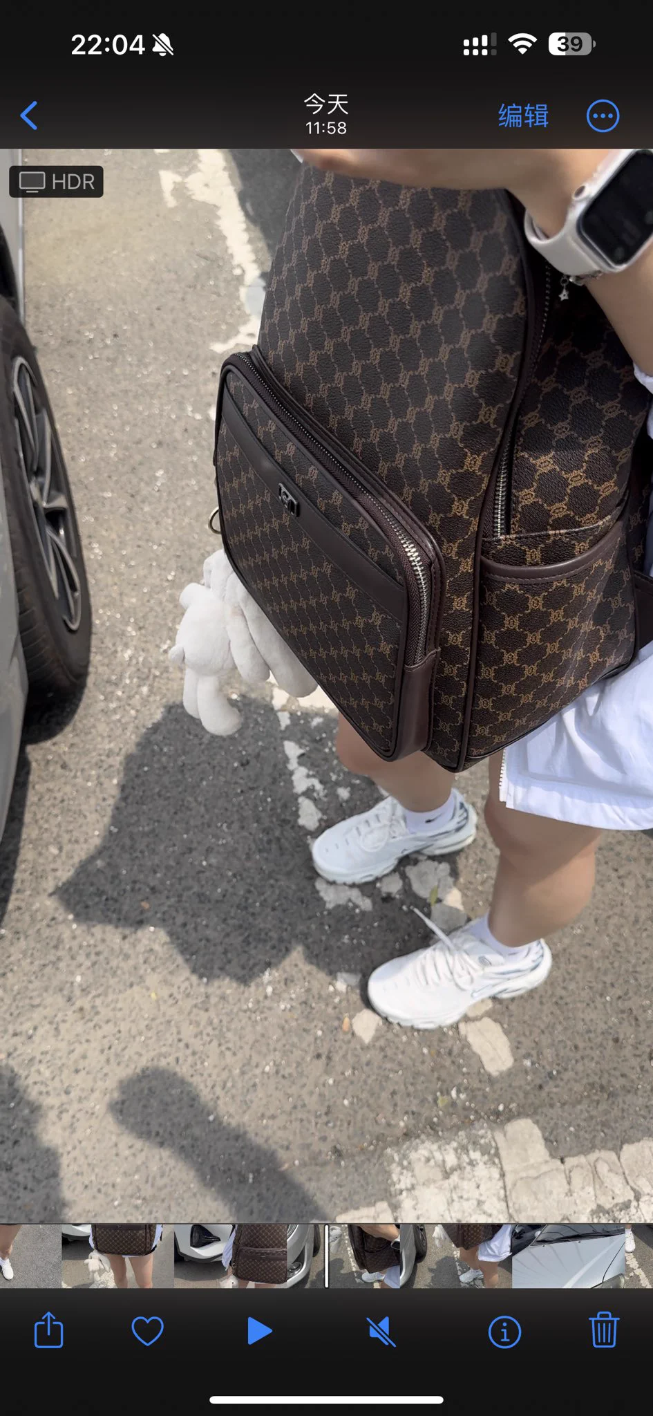 【街头要袜】街上看到一个细腿nike白袜，停车跟上。使用话术。很痛快女孩就答应，令人窒息的事发生了。妹子说，正好我包里有几双新的。🫠🫠这是我万万没想到的啊我艹了。我日了狗了。这种情况只能要，或者不要。眼看着妹子脚上的白袜搞不下来。谁能想到她书包里装了这么多白袜。她究竟是干啥去了😅😅 https://t.co/BJWtXfGhRU