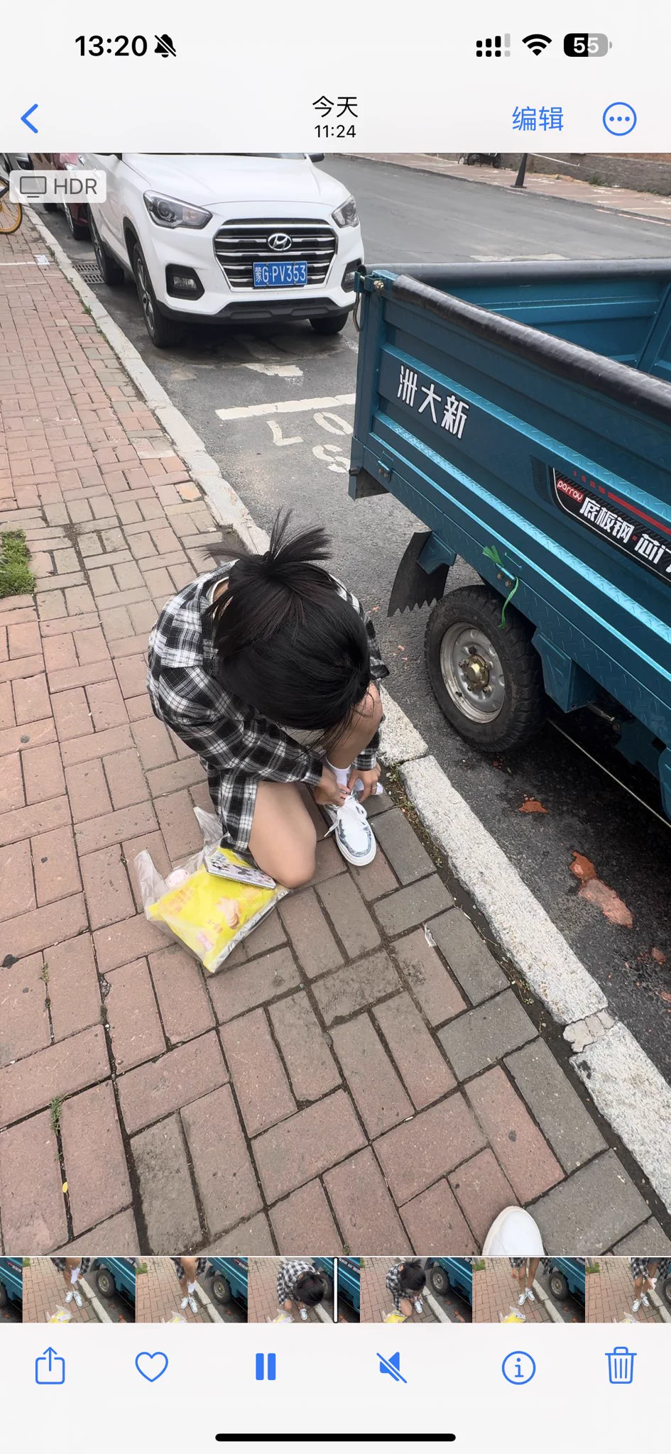 【街头要袜】开车巡逻，路过经过一个带着薯片的黑皮白袜女孩，每一步走路时那个白色的袜边若隐若现。无法自拔，下车，话术攻击，结果一问还在上初中。😍😍中奖，根本没费什么力。直接搞定。女孩超级可爱，花边小白袜。拿到手里还是潮湿的，第一时间密封。话术使用越多成功率越高。💦💦 https://t.co/wNOd3AR46f