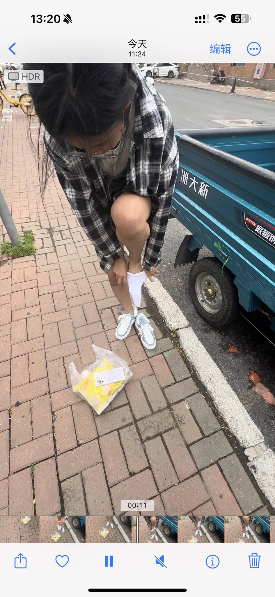 【街头要袜】开车巡逻，路过经过一个带着薯片的黑皮白袜女孩，每一步走路时那个白色的袜边若隐若现。无法自拔，下车，话术攻击，结果一问还在上初中。😍😍中奖，根本没费什么力。直接搞定。女孩超级可爱，花边小白袜。拿到手里还是潮湿的，第一时间密封。话术使用越多成功率越高。💦💦 https://t.co/wNOd3AR46f