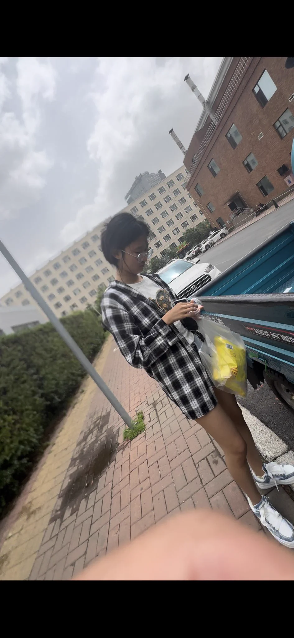 【街头要袜】开车巡逻，路过经过一个带着薯片的黑皮白袜女孩，每一步走路时那个白色的袜边若隐若现。无法自拔，下车，话术攻击，结果一问还在上初中。😍😍中奖，根本没费什么力。直接搞定。女孩超级可爱，花边小白袜。拿到手里还是潮湿的，第一时间密封。话术使用越多成功率越高。💦💦 https://t.co/wNOd3AR46f
