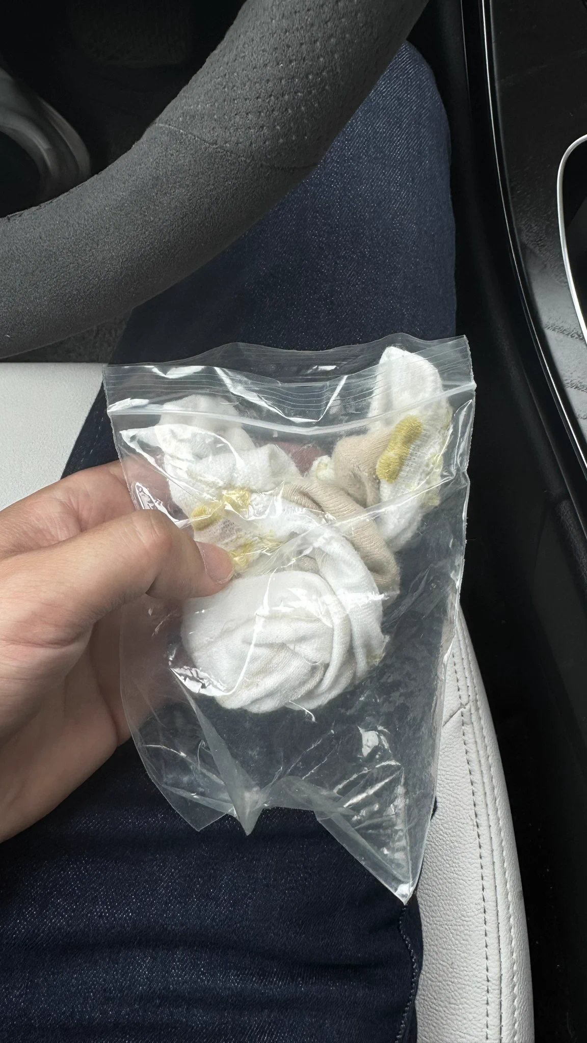 【街头要袜】开车巡逻，路过经过一个带着薯片的黑皮白袜女孩，每一步走路时那个白色的袜边若隐若现。无法自拔，下车，话术攻击，结果一问还在上初中。😍😍中奖，根本没费什么力。直接搞定。女孩超级可爱，花边小白袜。拿到手里还是潮湿的，第一时间密封。话术使用越多成功率越高。💦💦 https://t.co/wNOd3AR46f