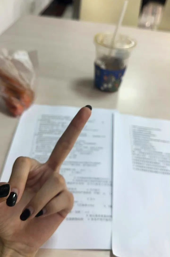 看见太妹的中指 ，我就知道我应该揉自己的骚屄 ，撅着屁股，等着太妹玩弄。 https://t.co/CtNBHZX1Tt