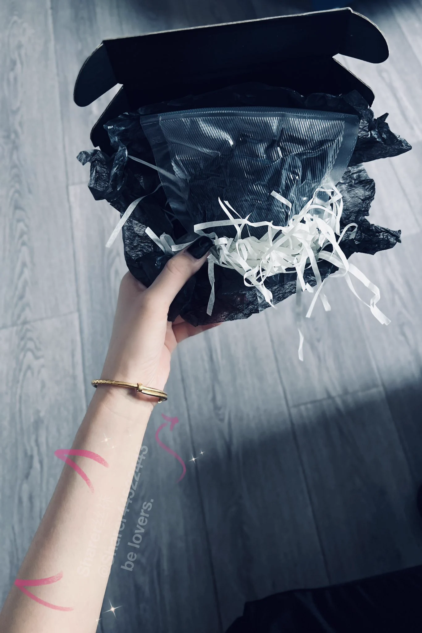 本想给盒子上标注一下…..结果封口以后我自己也傻眼了🤭～ 我也分不清哪个盒子里面装的是什么。反正都是你的…… 你就当回去开原味盲盒了。 https://t.co/52voDrSD8C