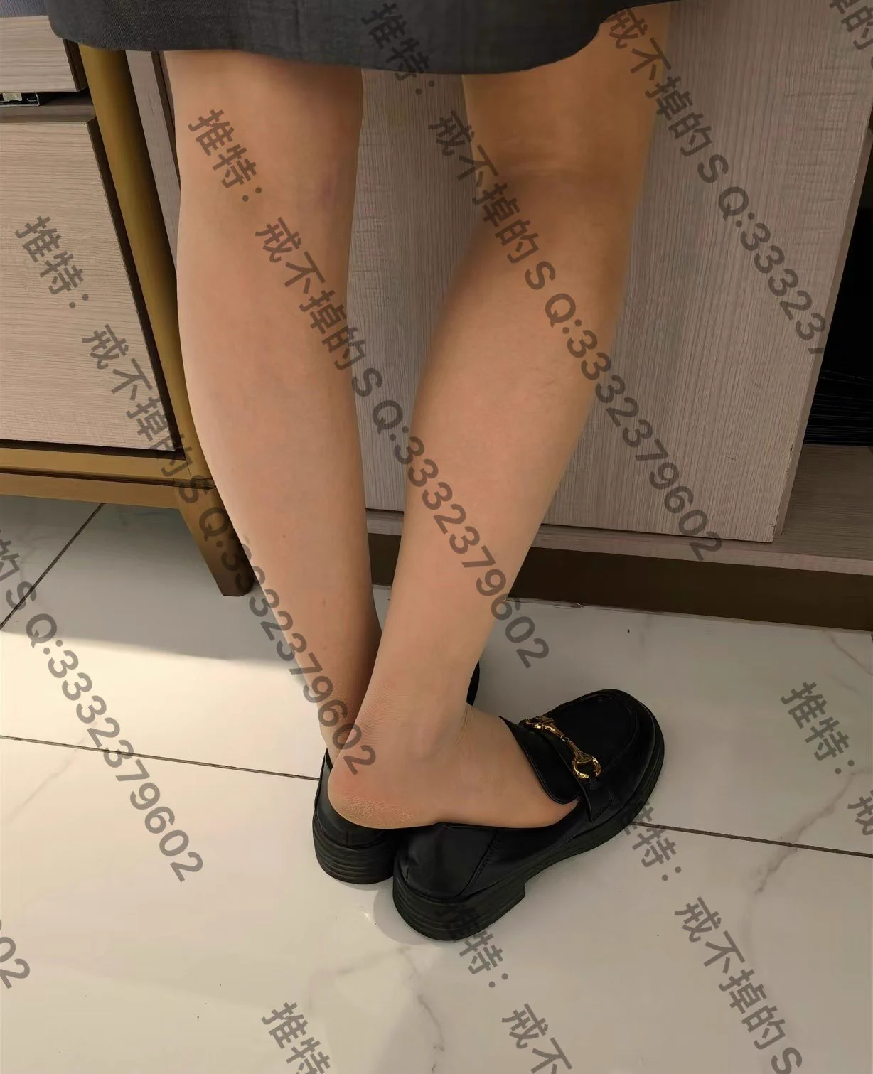#柜姐丝袜 肉丝柜姐，柜姐在算着账，我在柜台后面拍照摸丝袜脚，算完账在带去更衣室继续摸，随便摸随便拍，袜子都不想收了干脆以后就去摸丝袜腿脚好了。这家肉丝因老走路所以口味偏重，能接受的联系 https://t.co/wnueV7WddI