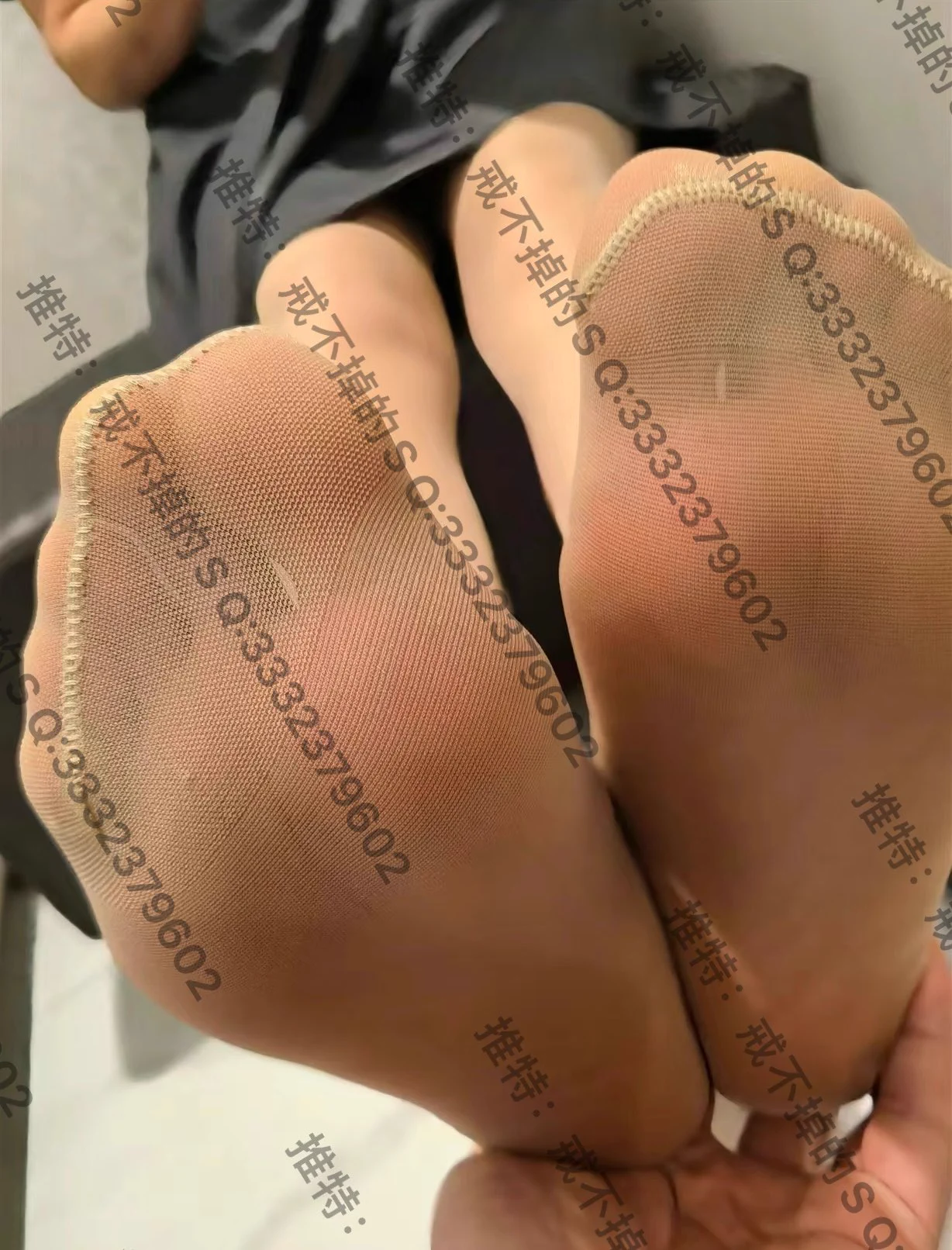 #柜姐丝袜 肉丝柜姐，柜姐在算着账，我在柜台后面拍照摸丝袜脚，算完账在带去更衣室继续摸，随便摸随便拍，袜子都不想收了干脆以后就去摸丝袜腿脚好了。这家肉丝因老走路所以口味偏重，能接受的联系 https://t.co/wnueV7WddI