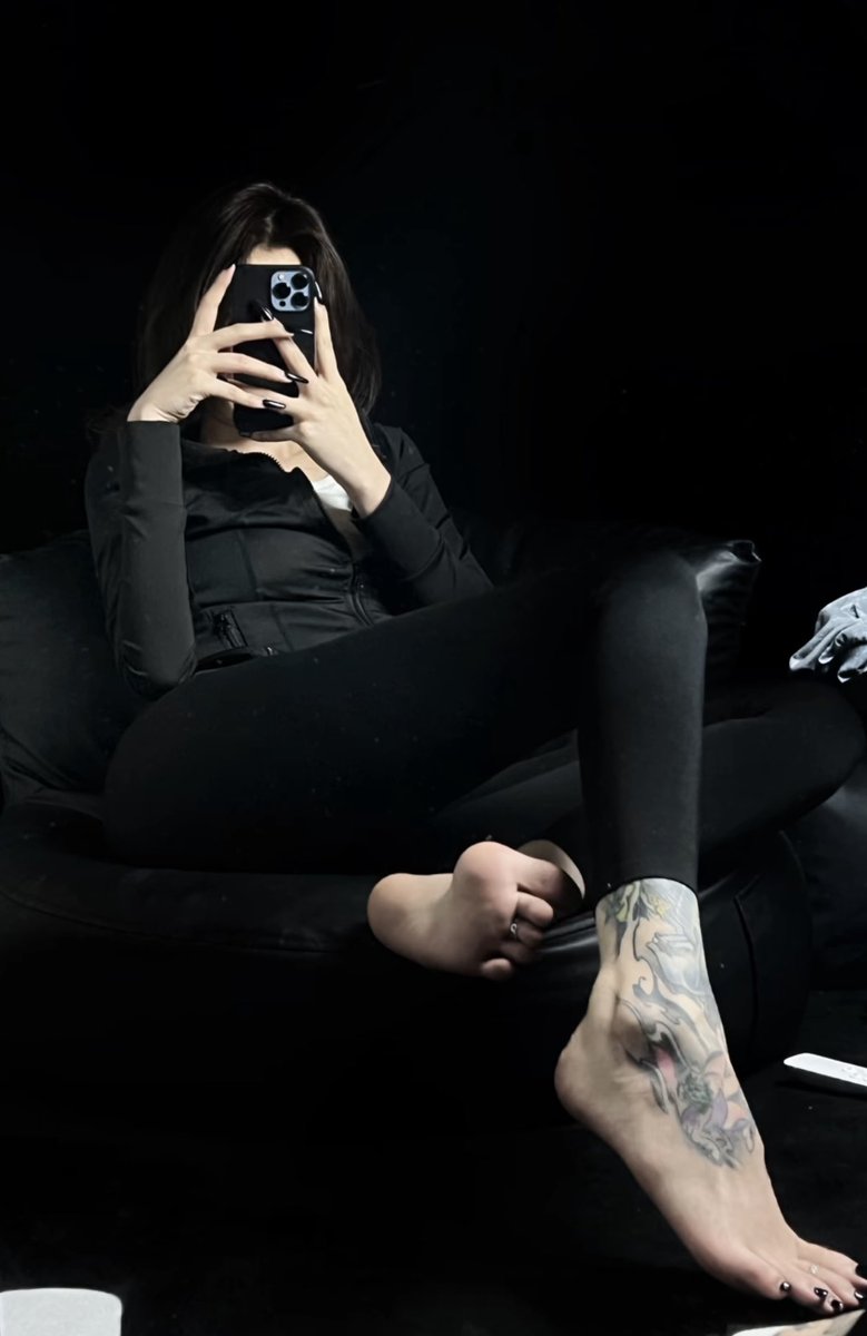 一被女人拿脚底对着就勃起打飞机

一看见精神亲妈就跪地磕头倒贴

脚越臭越上头无脑

一闻脚臭味就早泄

#精神小妹 #无脑上供  #冤种  #舔狗  #洗脑 #奴下奴 #白给 #红框挑战 #男M任务 https://t.co/rllhQnBZXB