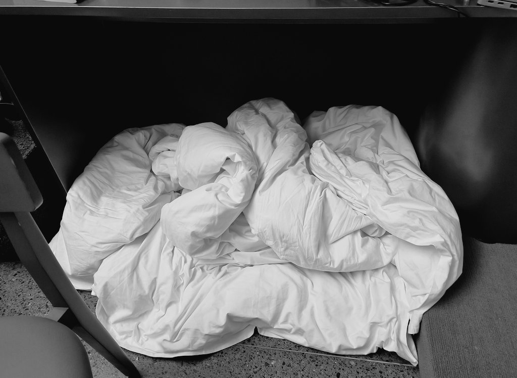 那天主人让母狗把被子放在桌子下面，用绳子在脖子上打结，然后系在椅子上。
主人说，这是你今晚的狗窝。 https://t.co/LvnT0FOMrH