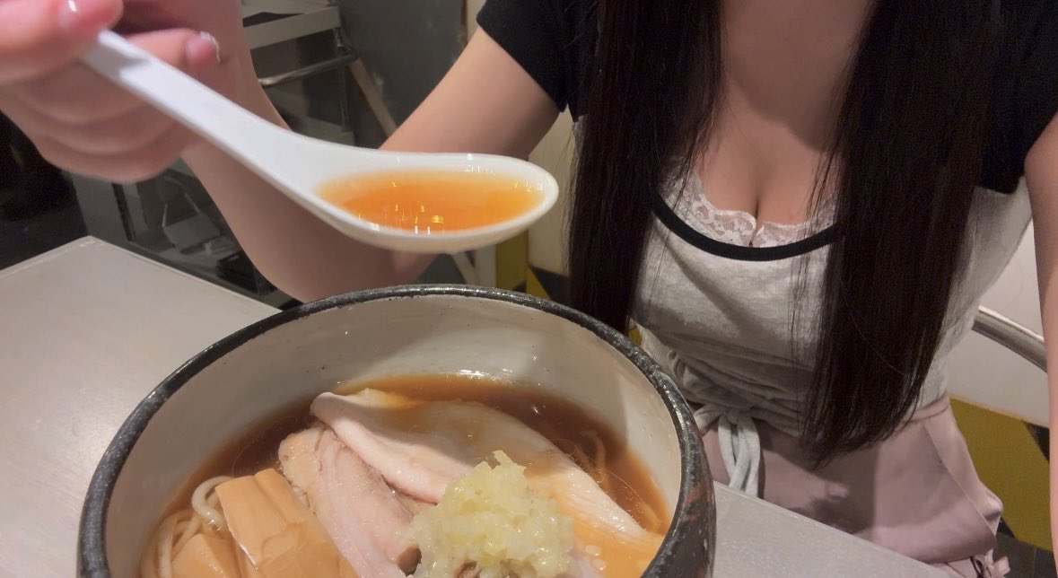 #人類みな麺類とエスサワダ

大好きなみな麺さんとミシュラン獲得してるエスサワダさんとのコラボ、控えめに言っても最高すぎた〜〜🤤

原点にしたけどマクロも担々麺も美味しそうすぎたぜっ！
YouTubeも撮ったよ✌️
みんなもぜひ食べにきて〜〜🍜 https://t.co/0UJ7MbH6zs