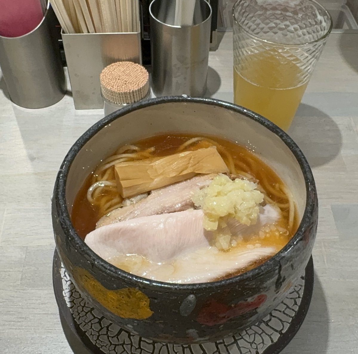 #人類みな麺類とエスサワダ

大好きなみな麺さんとミシュラン獲得してるエスサワダさんとのコラボ、控えめに言っても最高すぎた〜〜🤤

原点にしたけどマクロも担々麺も美味しそうすぎたぜっ！
YouTubeも撮ったよ✌️
みんなもぜひ食べにきて〜〜🍜 https://t.co/0UJ7MbH6zs