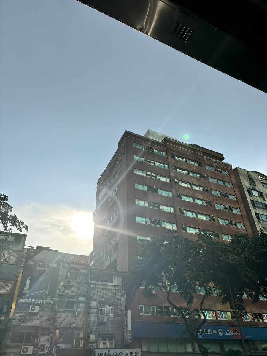 這確定是同一天嗎
一個小時前後的差別也太大
剛剛天空是全暗的欸 https://t.co/5ZJcP2G360