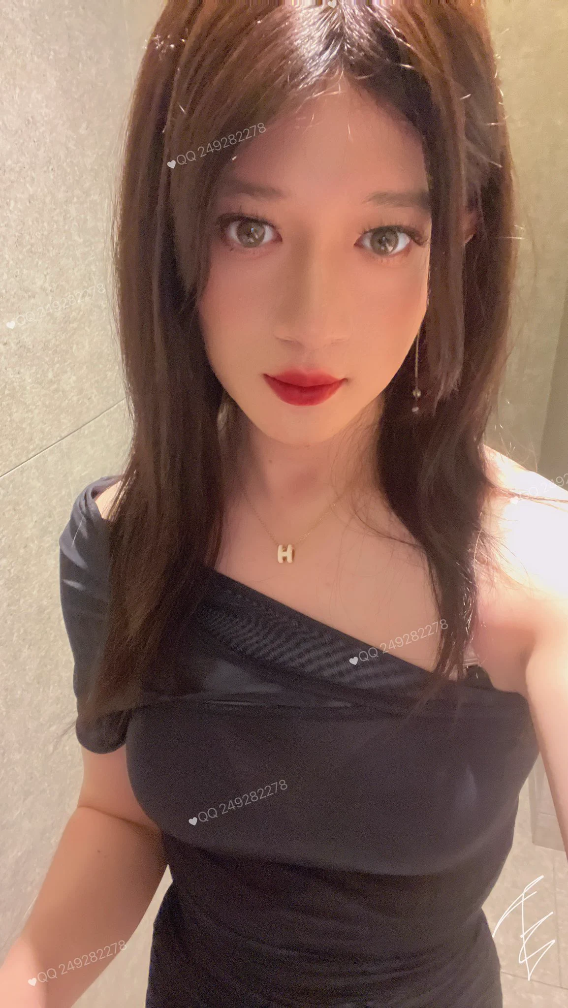 这是一件以前买了从来没有穿过的裙子，不经意翻了出来，发现上身效果还挺好的，然后就穿出门了，不出所料这条裙子特别吸睛，但是女装出去不就是享受这种目光吗 https://t.co/GVvFXHxtoe