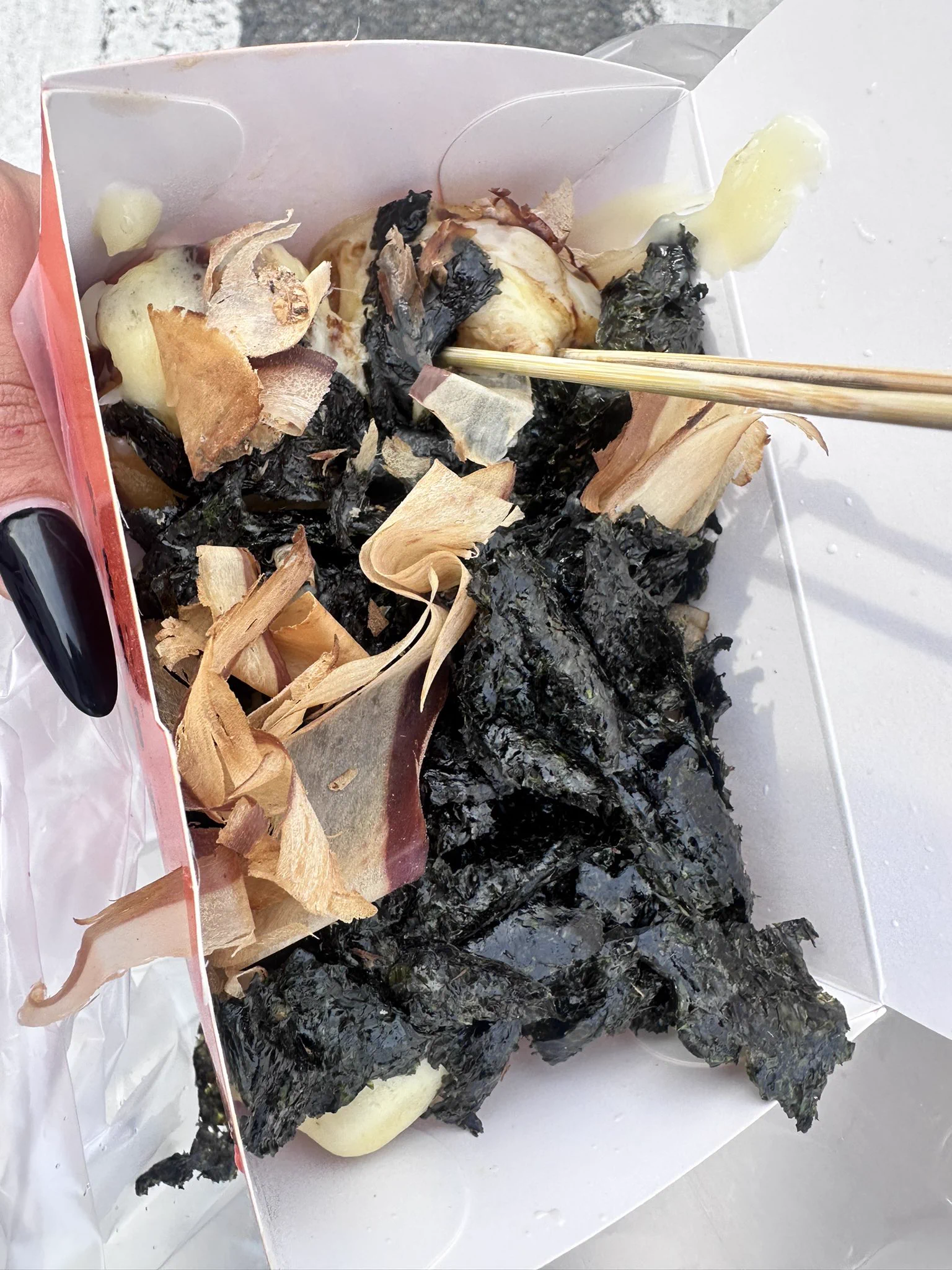 今天晚饭是海苔芝士章鱼小丸子，没什么卖相但是是这个世界最好吃的章鱼小丸子，连着吃了快一个月了有点腻了，可能要戒几天。 https://t.co/HKPItPuc7a