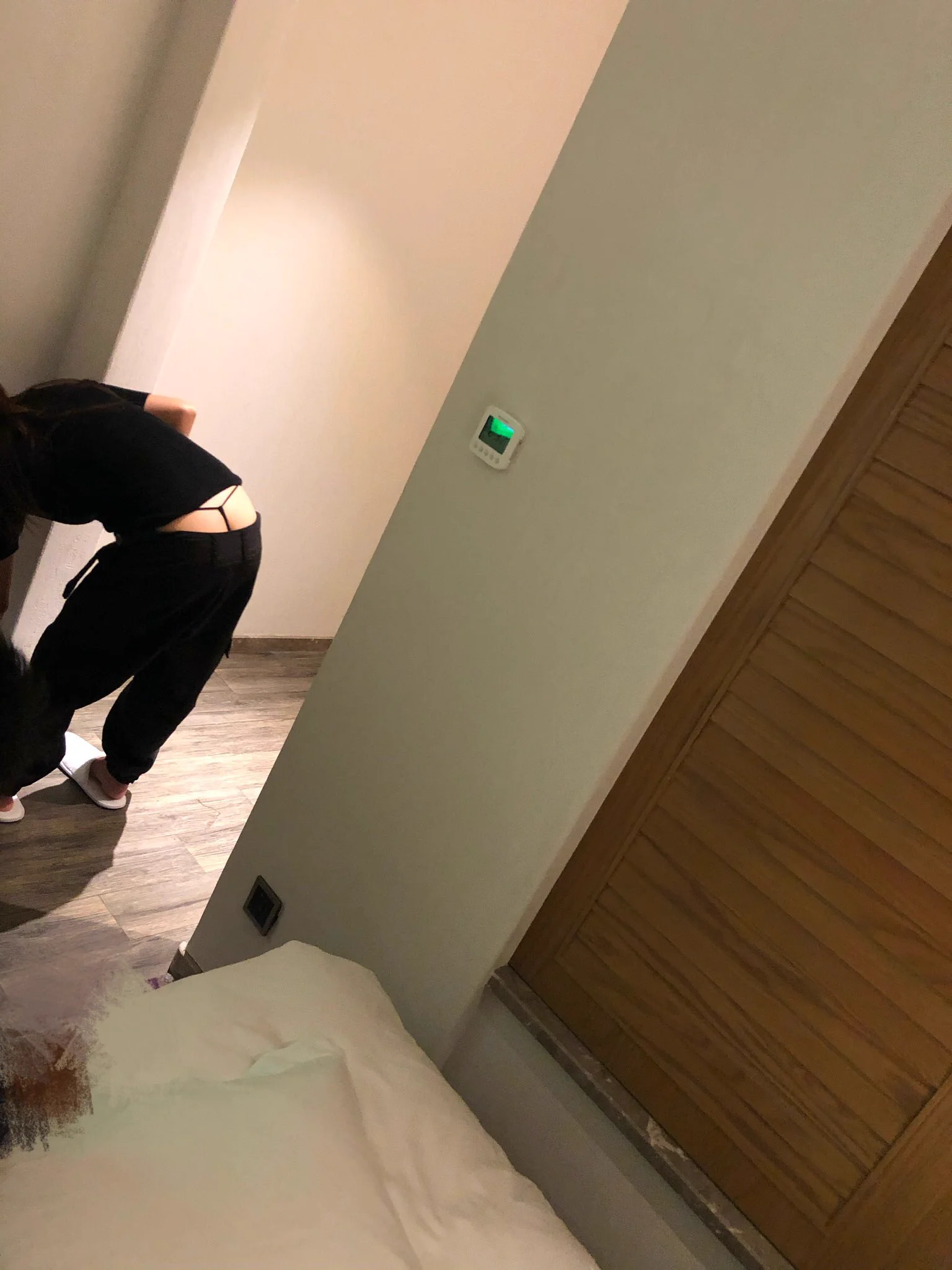最喜欢老婆的这种打扮，丁字裤搭配低腰裤，只要在外面一弯腰，那回头率瞬间拉满。投稿💌：@RLWJ_kuking @JWCJ_kuxs https://t.co/ylPG9uXMgo