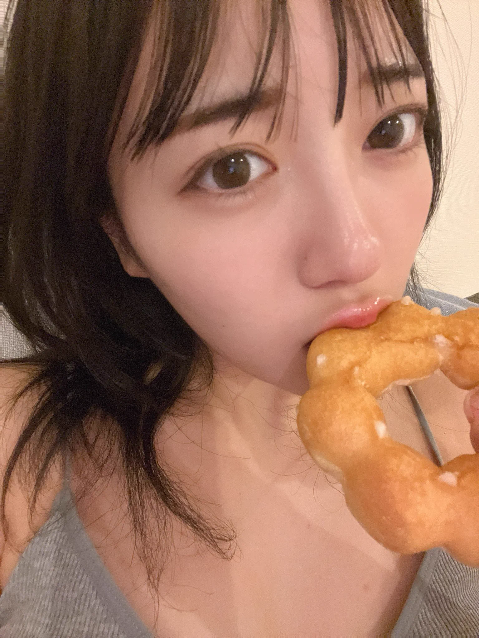 部屋着はスポブラにパンツです。ぽんでりんぐたべました https://t.co/NZzGHYRlbY