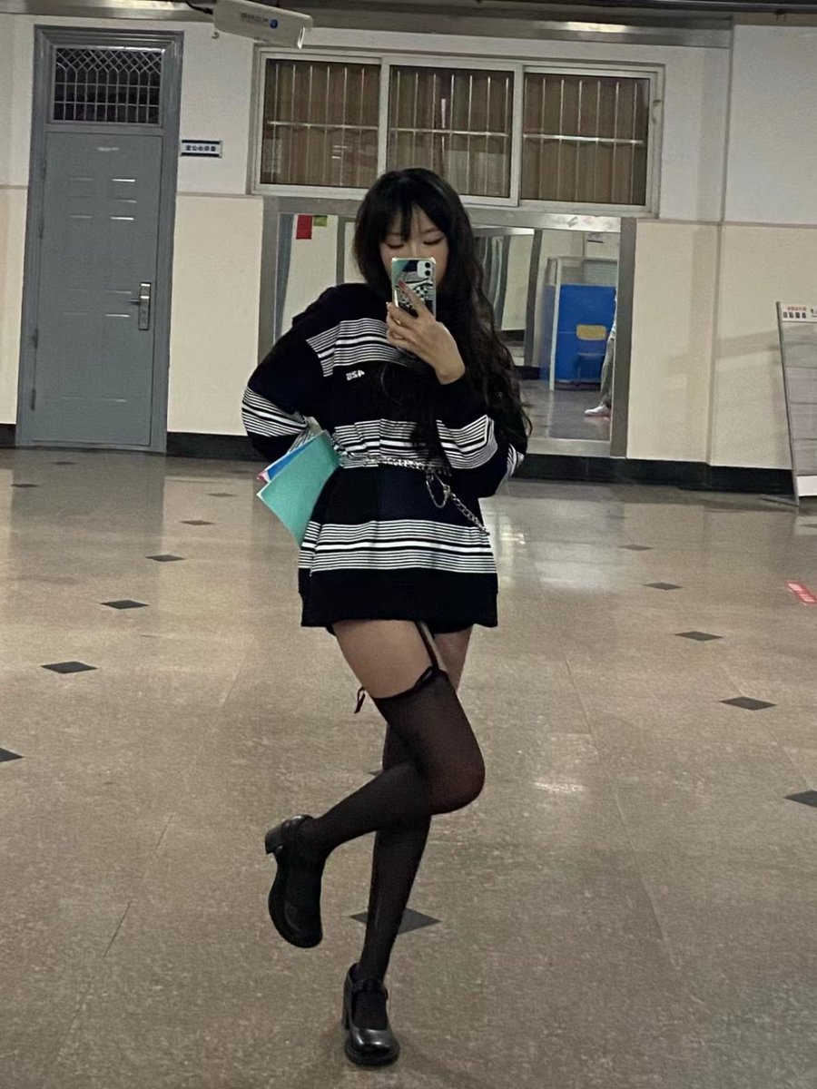 学校宿舍露出反差系列（19）
@cuteeeee11
@euteeeee
@wqganenshi_
@007share

#反差 #反差女大学生 https://t.co/0m2Bq6IMd1