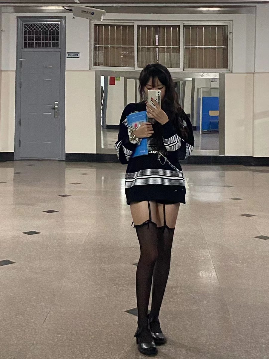 学校宿舍露出反差系列（19）
@cuteeeee11
@euteeeee
@wqganenshi_
@007share

#反差 #反差女大学生 https://t.co/0m2Bq6IMd1