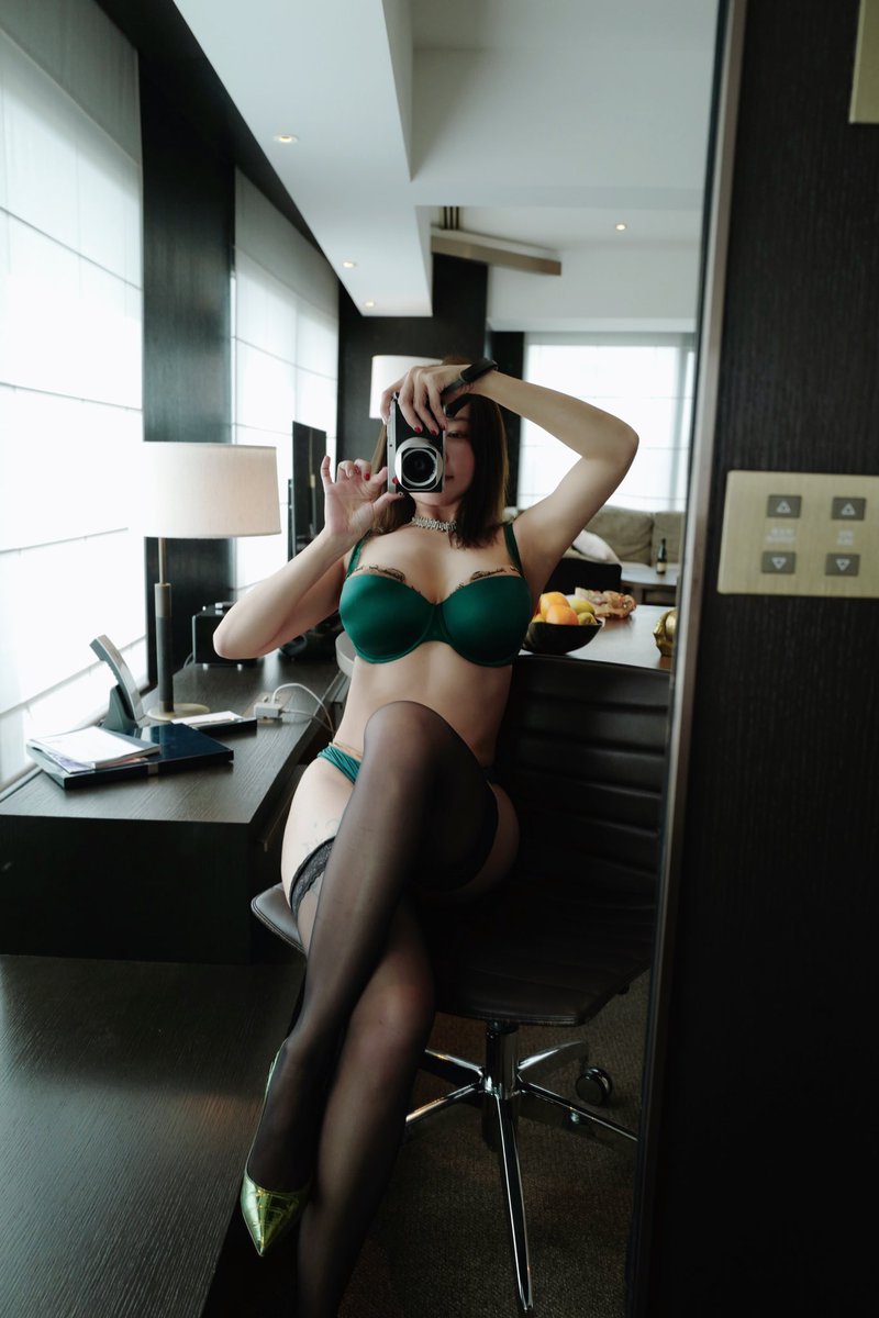 👙真的一点腹肌都看不见吗，泄气😒
新的套图更新了，还没来见面的小伙伴快来探索惊喜吧 https://t.co/IXscNvPGSU