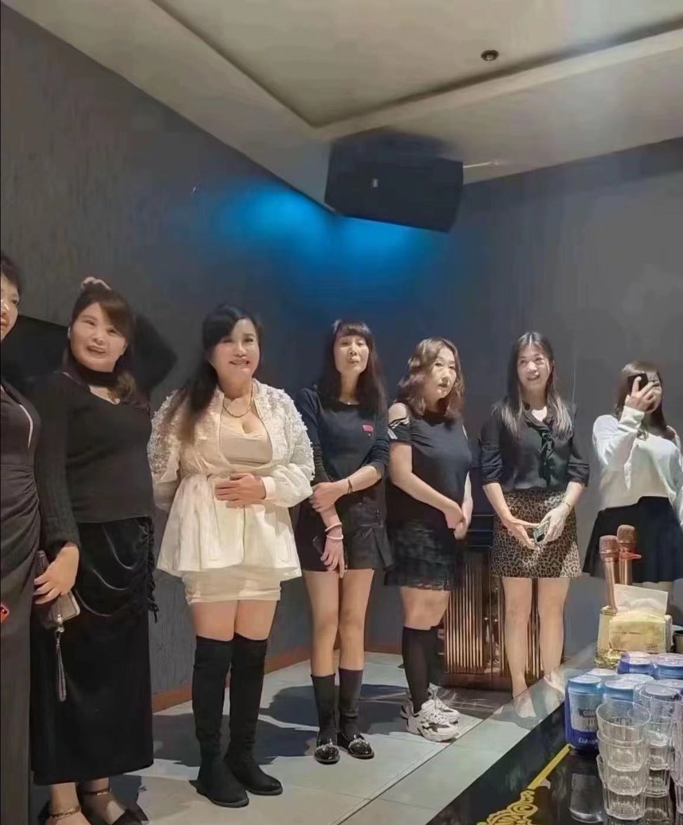 爆仓了，消费降级了

好纠结不知道选哪个了

你们说选哪个 https://t.co/4MDTZHmbLa