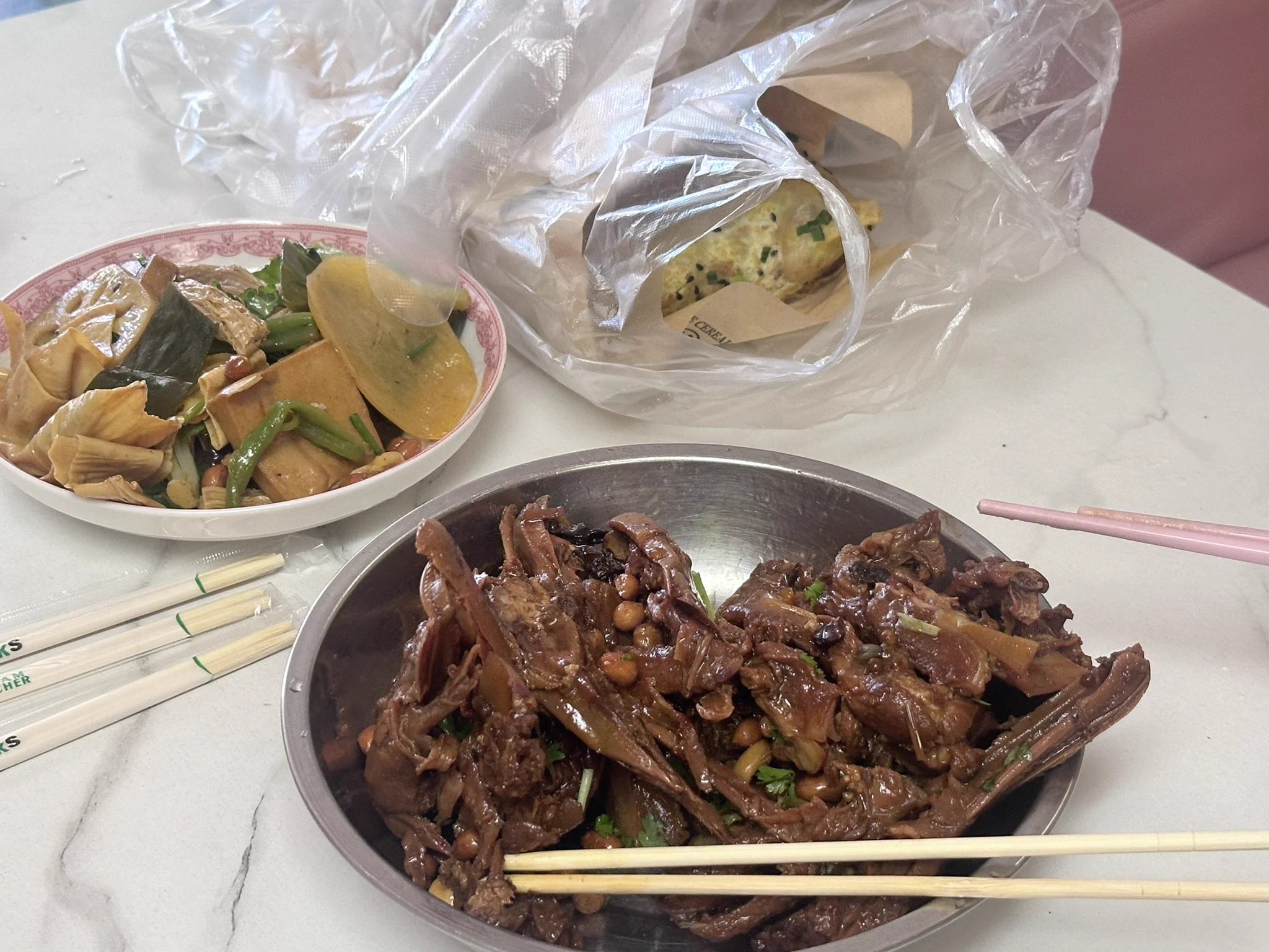今天是自习室老板老板娘还有一个常客七十岁阿叔一起吃饭，阿叔说我们四个干脆一起上个户口本好了一家人🥺🥺好幸福，人在异乡 https://t.co/S4XDIs5mYY