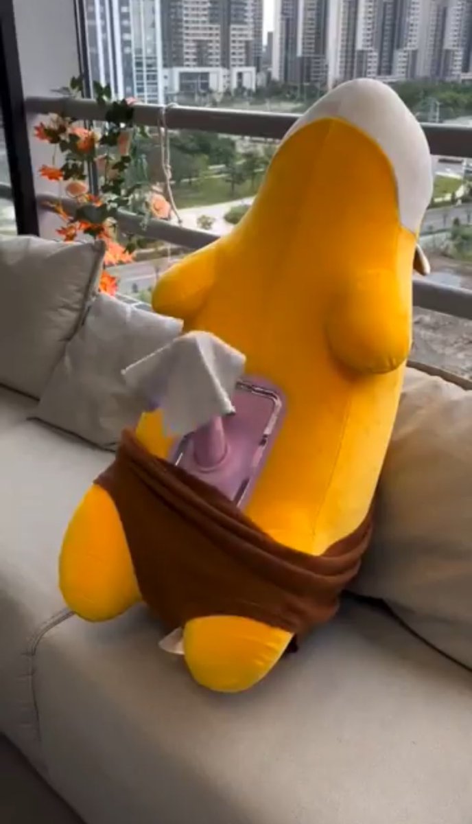 剛剛有推友傳炮機娃娃給我看叫我開箱是怎樣😍
超好笑哈哈哈哈
我還真的花了一個半小時去研究這玩意
怎麼辦有點心動了哈哈哈哈
但這個真的有夠貴
如果有人要買給我我就開箱😂😂

以下是影片截圖
娃娃長這樣那麼可愛結果裝按摩棒上去真的有夠荒謬哈哈哈哈 https://t.co/3jmxSTZWtI