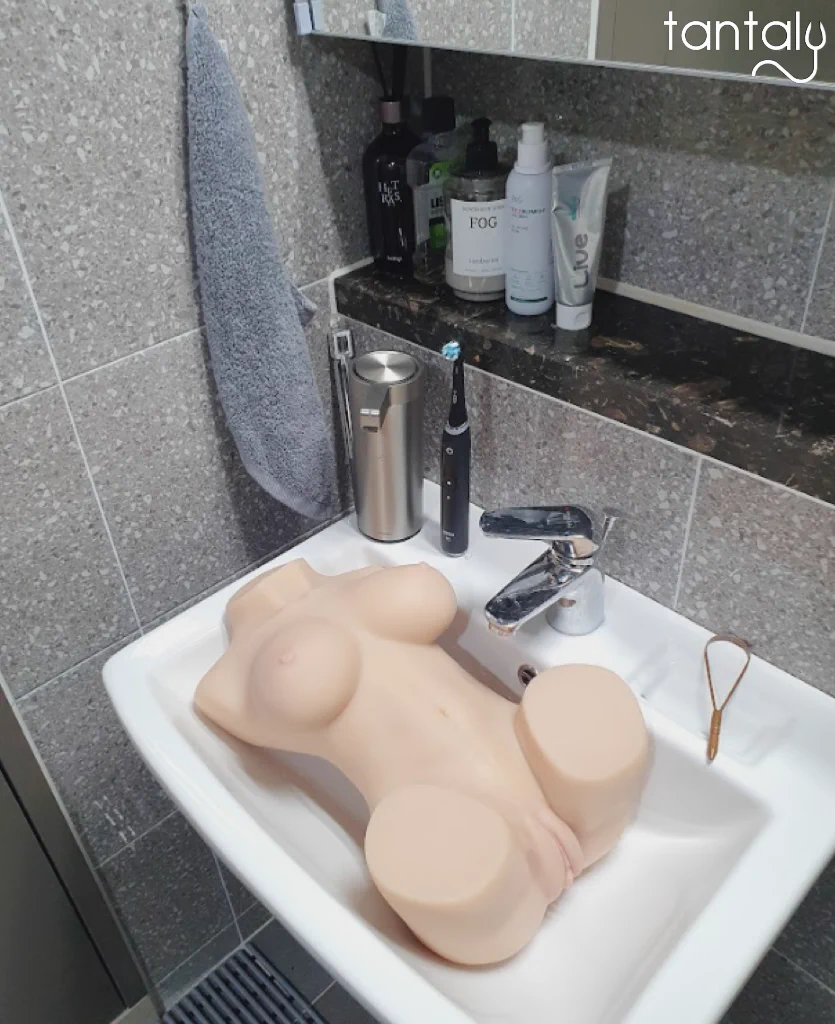 Where in your house do you want to have s*x with #Scarlett ?💦🛁#Tantaly https://t.co/EazU2otaj9