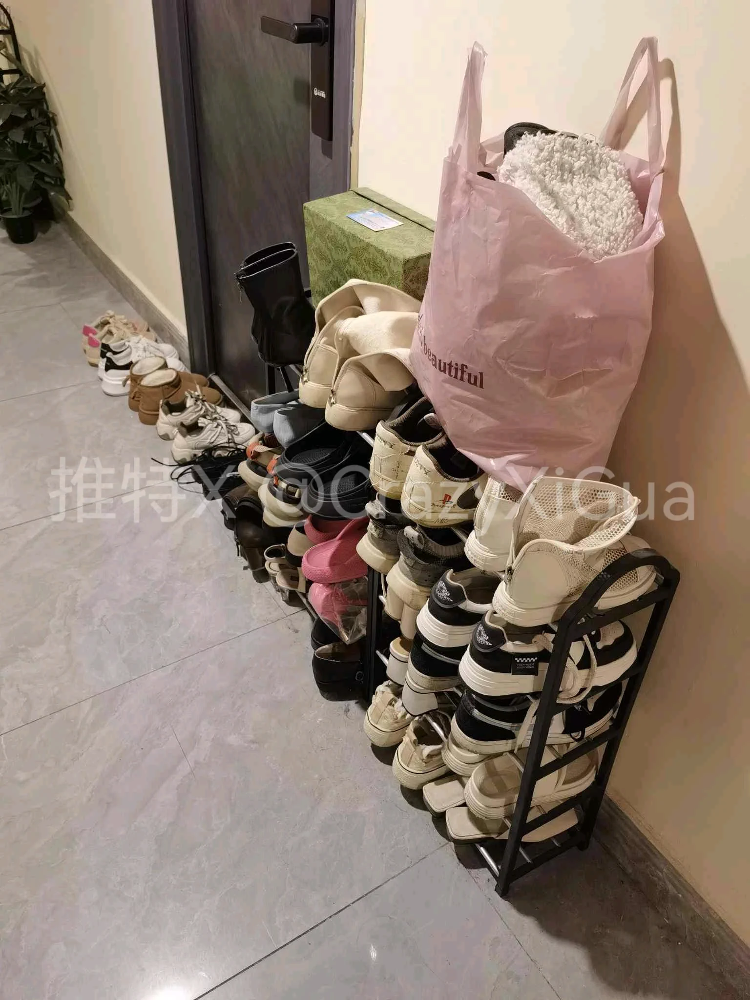 早上去老点位巡视了一圈，货还是一如既往的多，质量也高，图4的单鞋有点像案场客服穿的款式，像是刚脱下没多久，臭的一批，闻着就上头，要不是隔壁门开着，高低得给它S了！ https://t.co/k08aHU11Yh