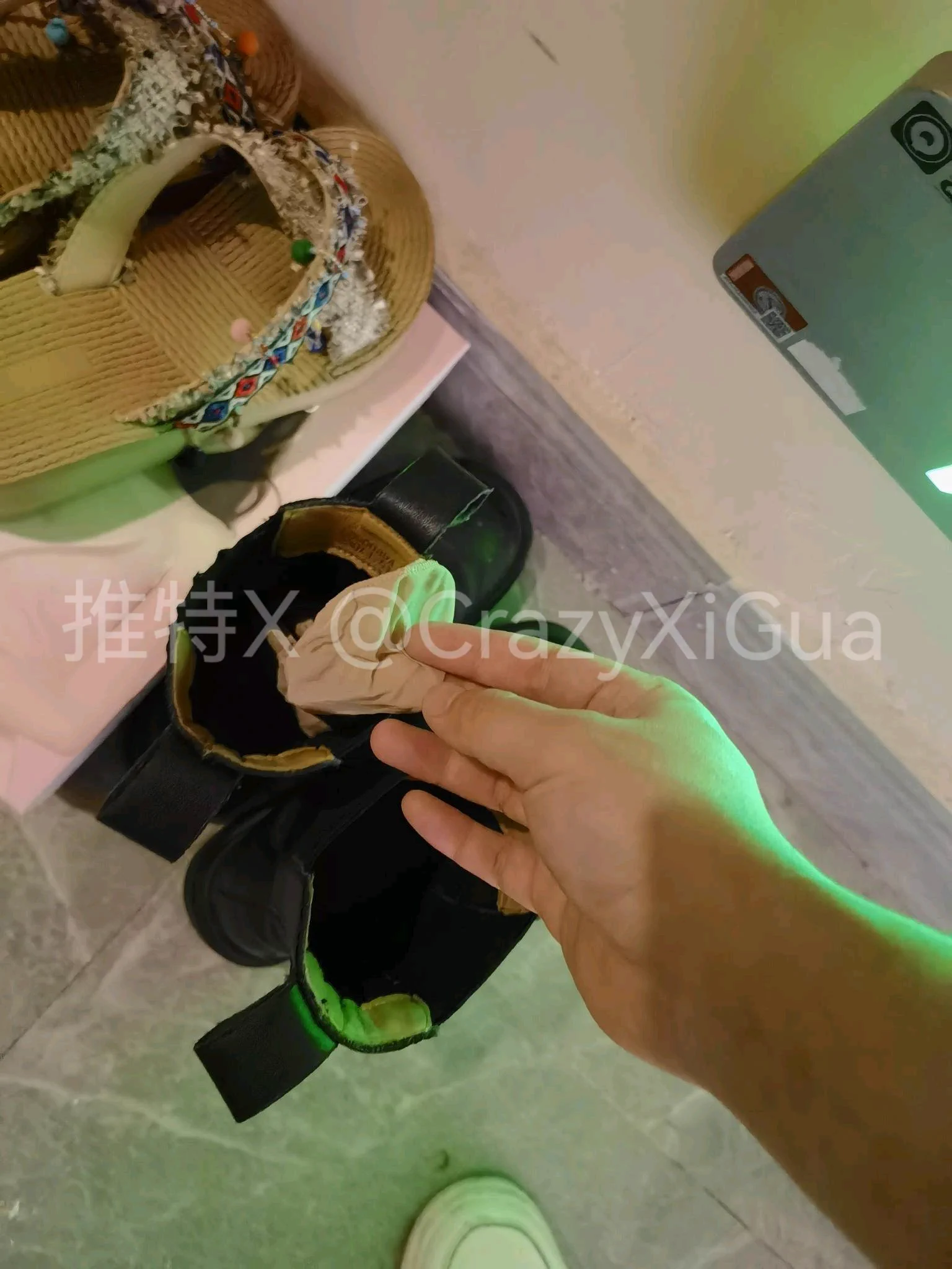 早上去老点位巡视了一圈，货还是一如既往的多，质量也高，图4的单鞋有点像案场客服穿的款式，像是刚脱下没多久，臭的一批，闻着就上头，要不是隔壁门开着，高低得给它S了！ https://t.co/k08aHU11Yh