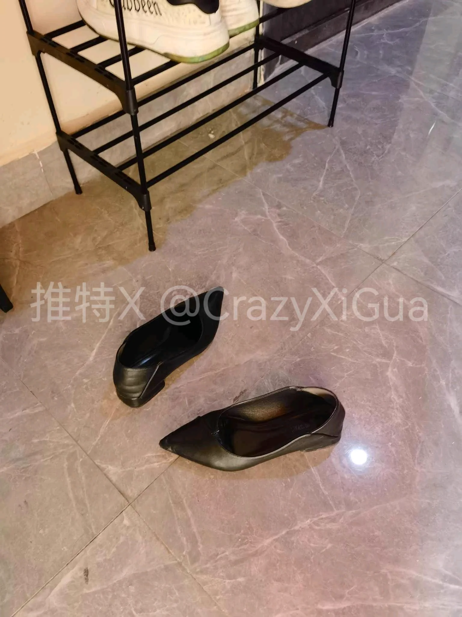 早上去老点位巡视了一圈，货还是一如既往的多，质量也高，图4的单鞋有点像案场客服穿的款式，像是刚脱下没多久，臭的一批，闻着就上头，要不是隔壁门开着，高低得给它S了！ https://t.co/k08aHU11Yh