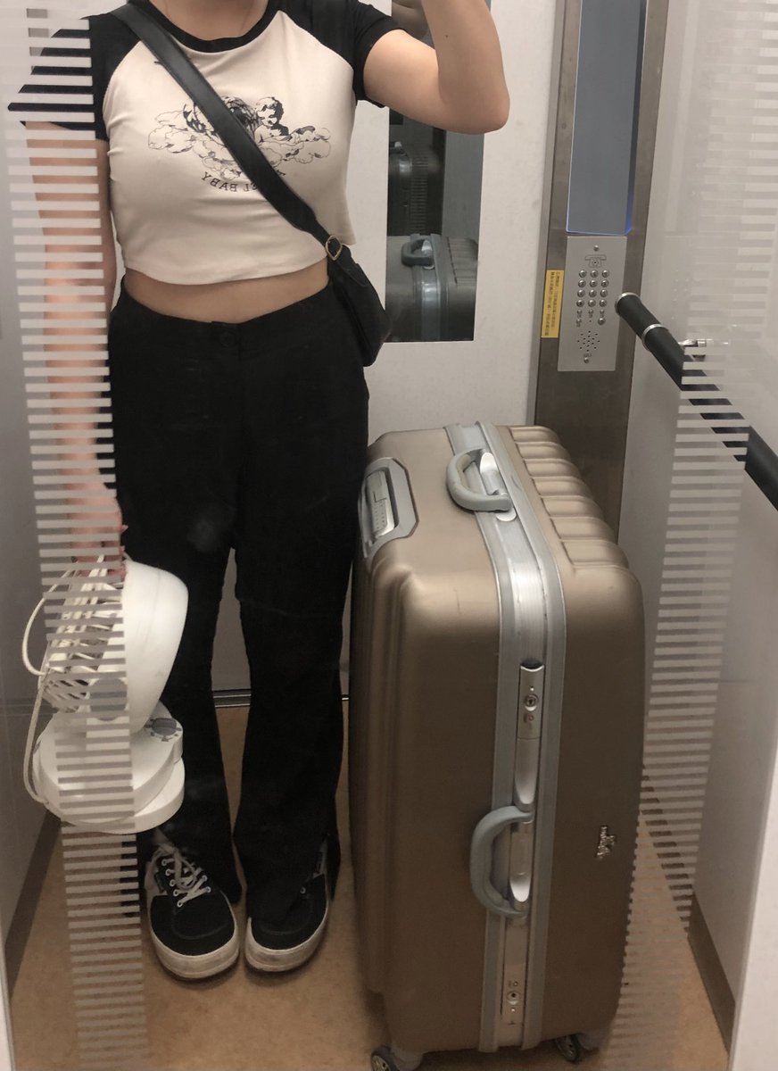 上次帶那麼大ㄉ行李箱還是實習

這次是為ㄌ工作搬出去住⋯ https://t.co/lu5c9S3oTb