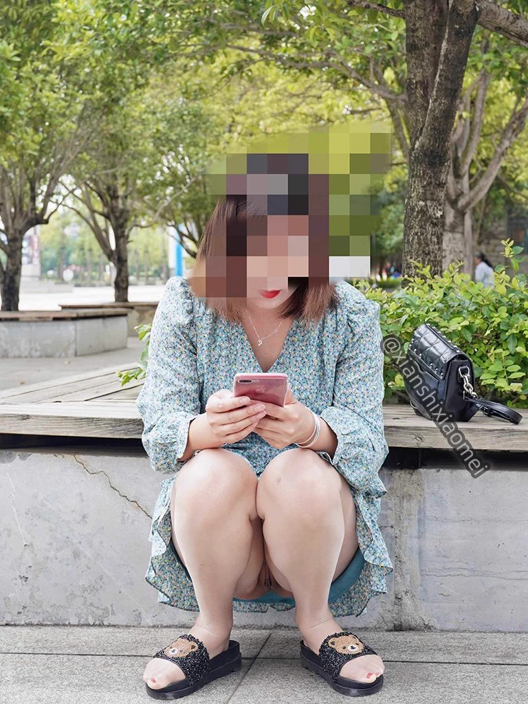 逛着逛着公园，小内内都湿透了，直接脱了把我的逼晾干一下吧 https://t.co/UfHxr3PlRd