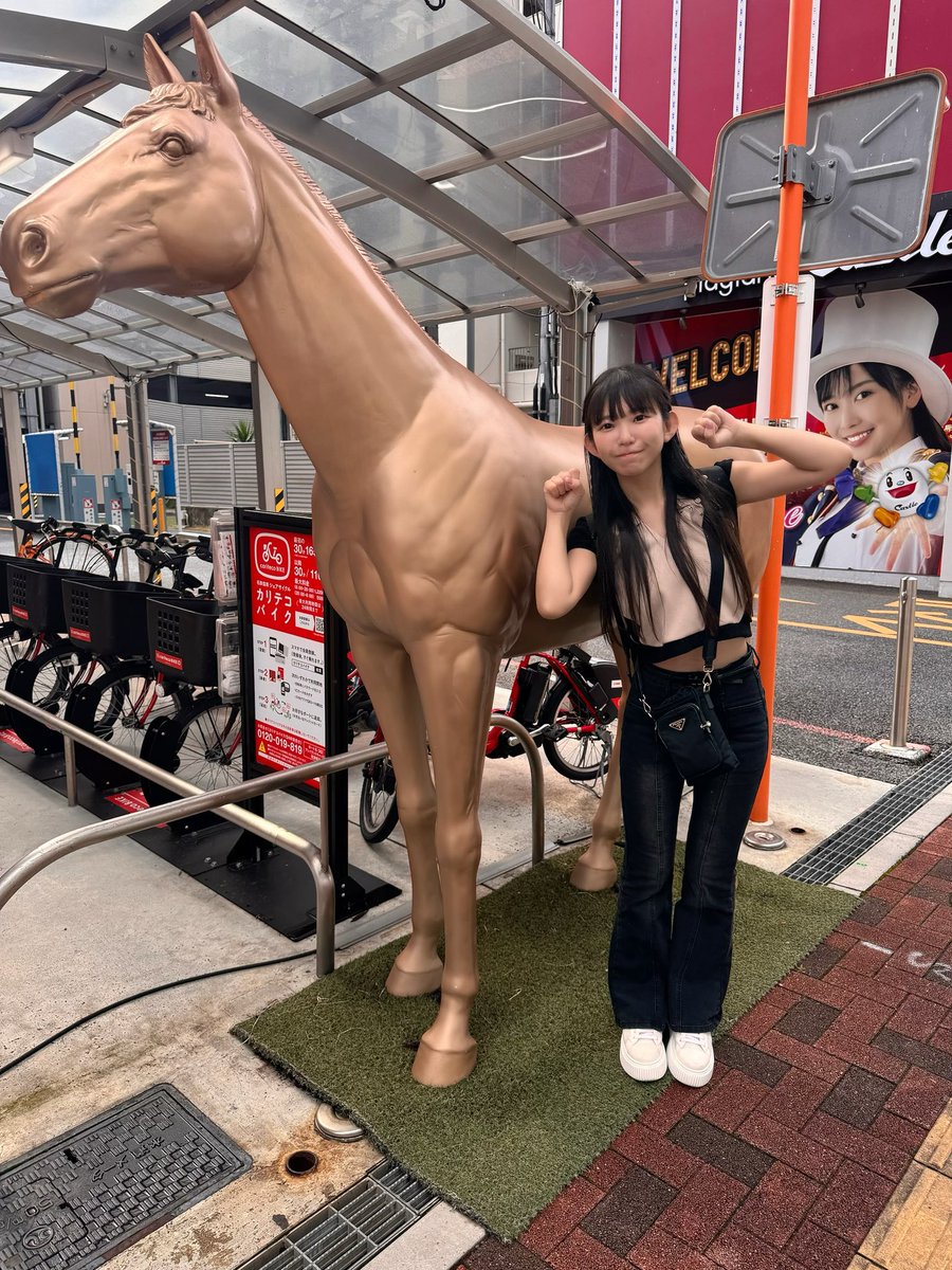 お店前のお馬さんと写真撮ったよ〜🐴
朝から会いにきてくださったみなさんありがとう🥰🍒
実践短いけど北斗打つよん！！😼

#pr https://t.co/mrP2IN1UNo