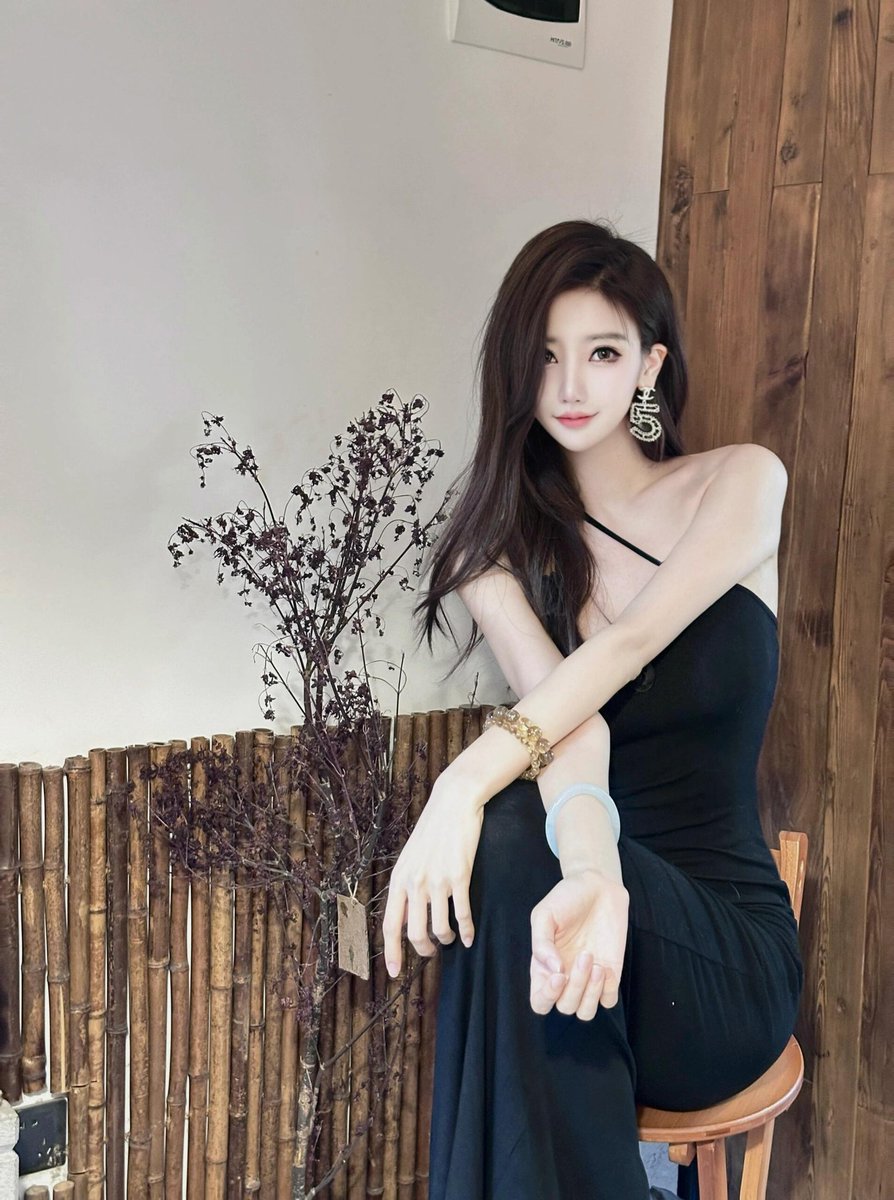 犹抱琵琶半遮面。转轴拨弦三两声。 https://t.co/z4CRdFBYKm