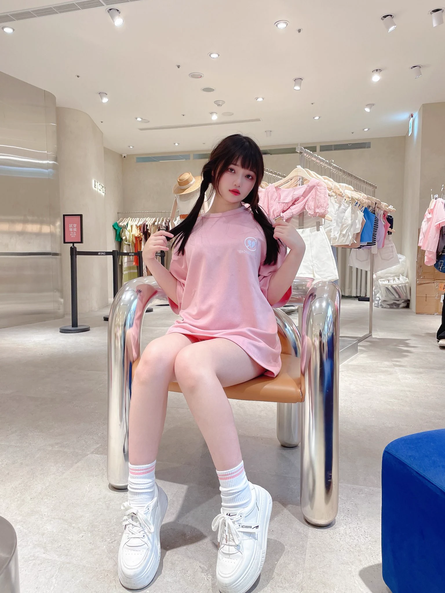 選我當女朋友的八大好處：第一 永遠說自己18歲 第二 會像貓咪一樣撒嬌第三 不用精品包 只需要甜品第四 會陪你一起打遊戲第五 會陪你一起看動畫第六 常常有很香的寫真可以看第七 沒了第八 拜託啦符合條件的歡迎這裡找我⬇️Line: @802lbpkt不公開給私人號，所以你們先從官方帳號開始攻略😘 https://t.co/C6k64zLTDN