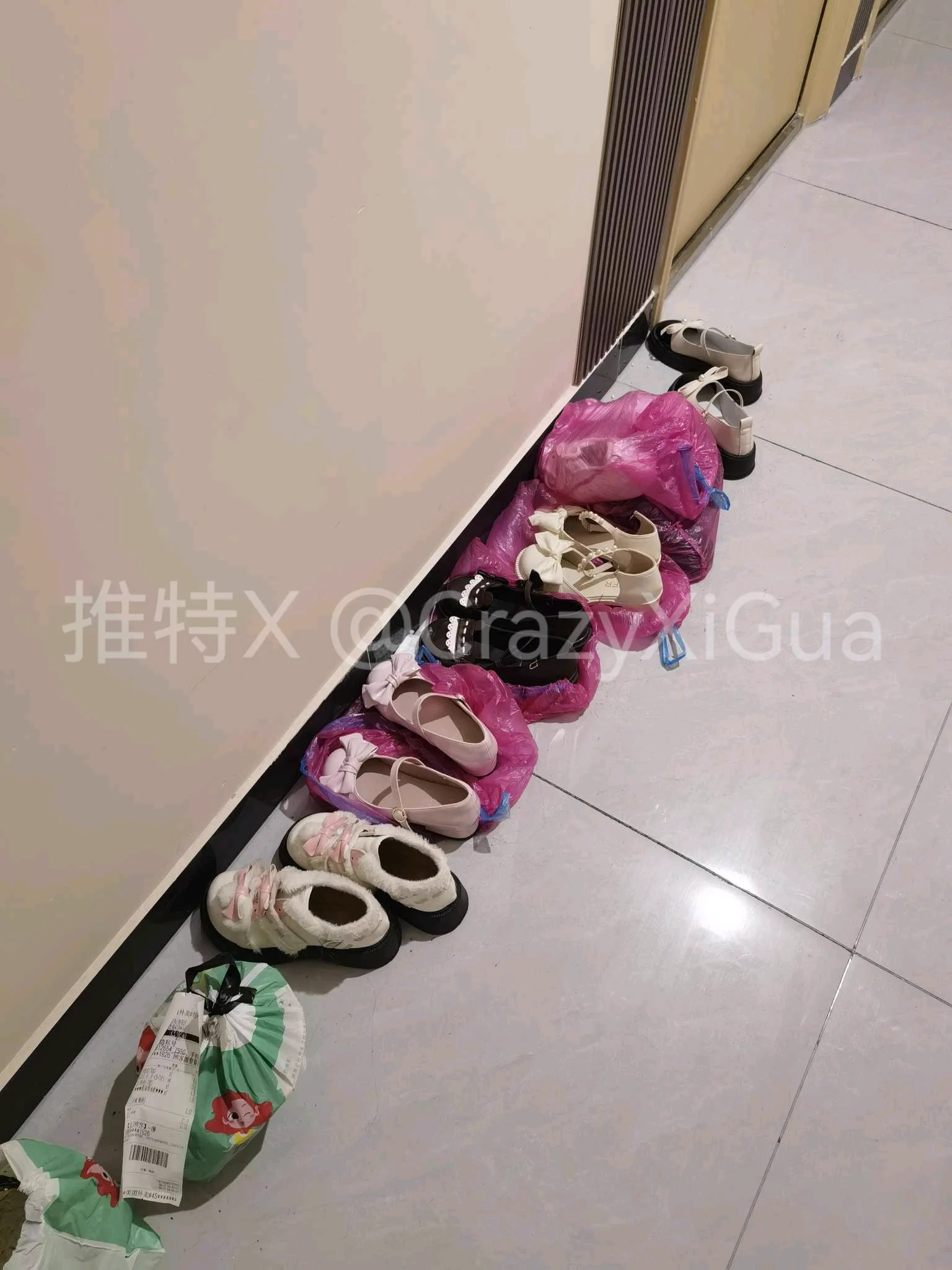 再次巡视经典点位，各种玛丽珍，小皮鞋，运动鞋。夏天虽然没有靴子，但是走两步就能看到扔在鞋架上的袜子，也是一种享受了！ https://t.co/JxSsQ5UiCe