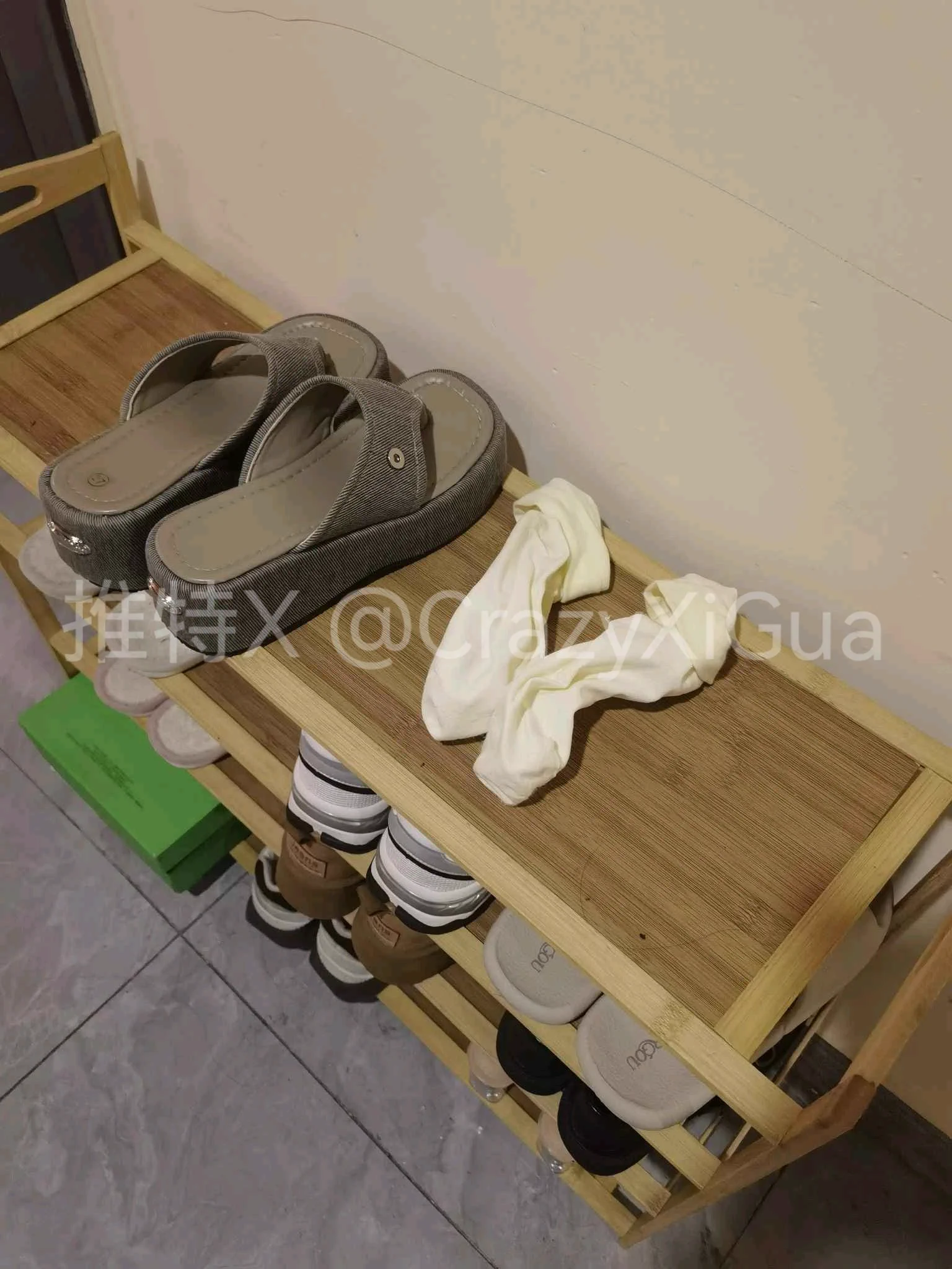 再次巡视经典点位，各种玛丽珍，小皮鞋，运动鞋。夏天虽然没有靴子，但是走两步就能看到扔在鞋架上的袜子，也是一种享受了！ https://t.co/JxSsQ5UiCe