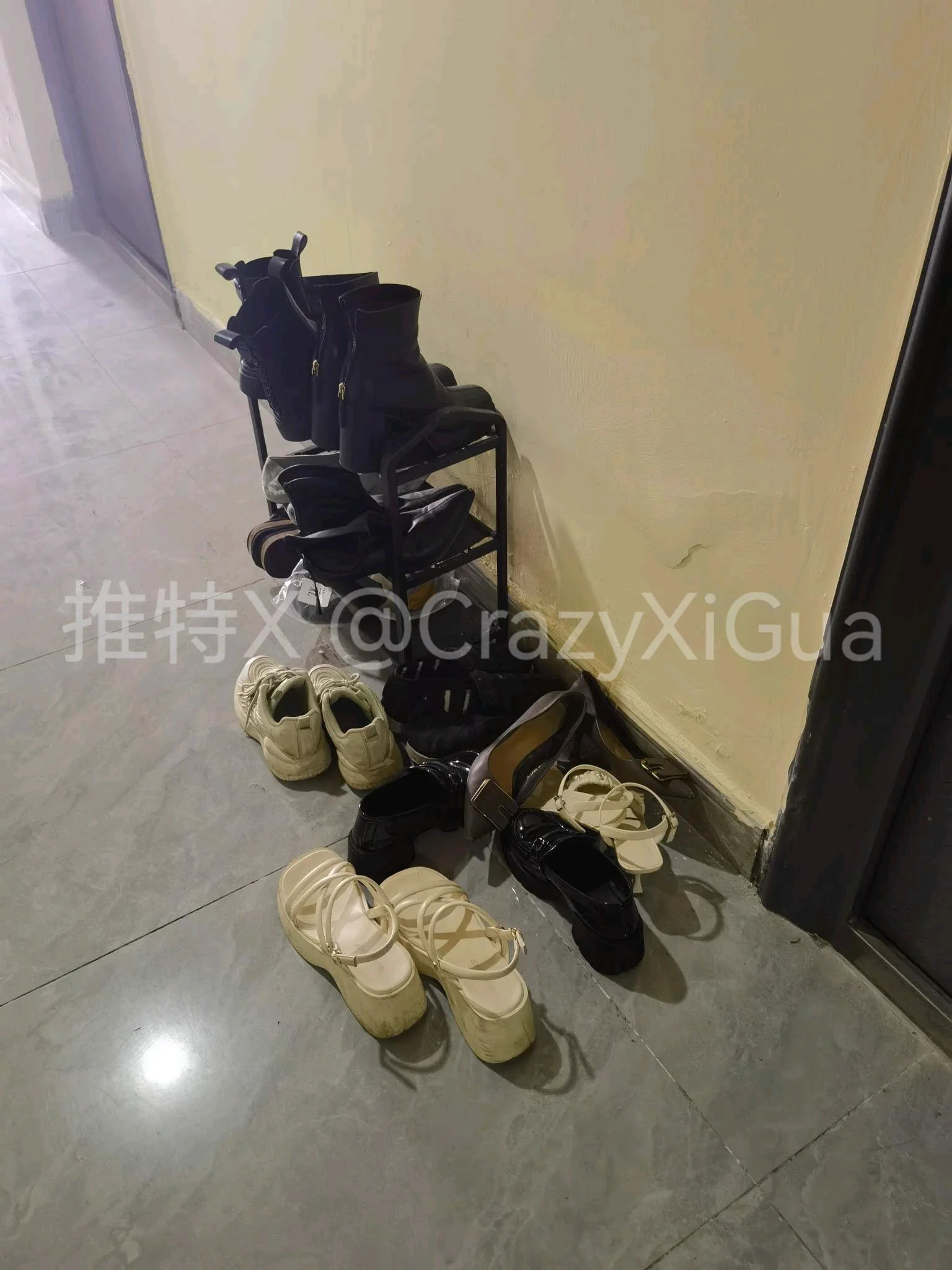 再次巡视经典点位，各种玛丽珍，小皮鞋，运动鞋。夏天虽然没有靴子，但是走两步就能看到扔在鞋架上的袜子，也是一种享受了！ https://t.co/JxSsQ5UiCe