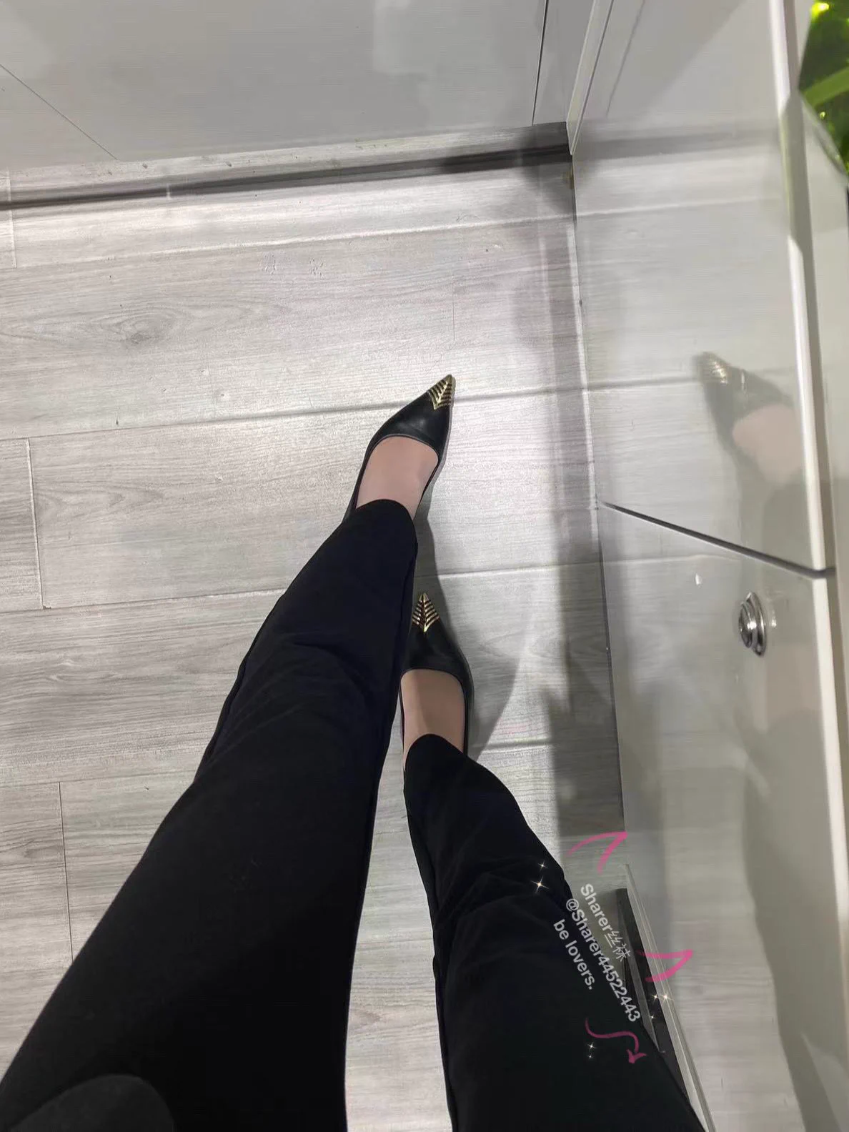 上班穿个粉丝袜～还好露出来的部分不是那么明显～这条丝袜现在在谁那呢…？ https://t.co/x9aWBOqYR7