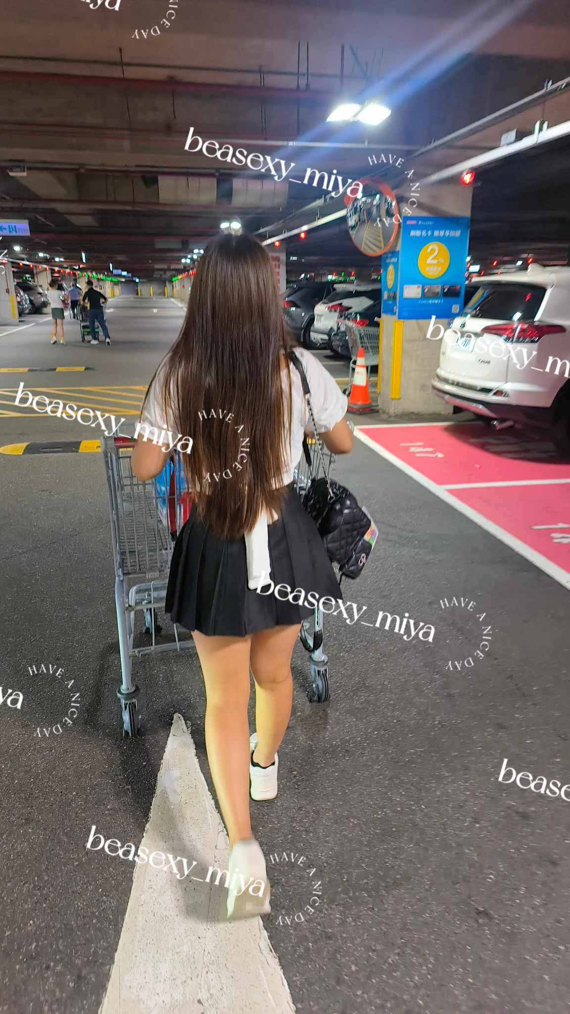 去美式賣場剛好是年輕帥哥在結帳🤭老公故意站在結帳區外面讓我去結帳，小帥哥快速的從腳瞄到胸部，不小心我們一起對到眼好害羞🫣心跳真的有點快🤭老公真的很貼心，還故意問我，那個帥哥有喜歡嗎😆跟帥哥一起對到眼好興奮💞#生活採買#帥哥眼睛好萌#戀愛感#聯誼交換#單女同樂#單男 https://t.co/d92QA82jWX