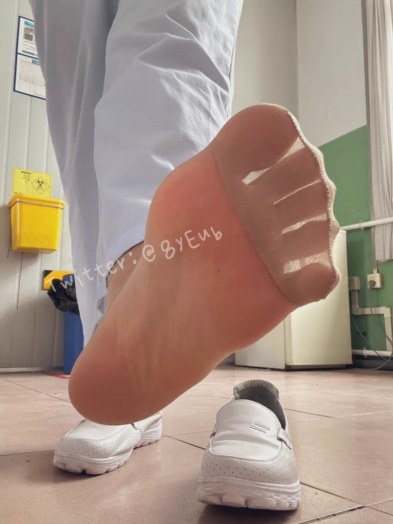 同事说这款袜子不能买，穿上以后不吸干，我果断要了淘宝链接买上了😀#原味丝袜 @DaFoer_ @quanshibb @Fojiangnice @Daguidiyi https://t.co/3r1oqyhaBS