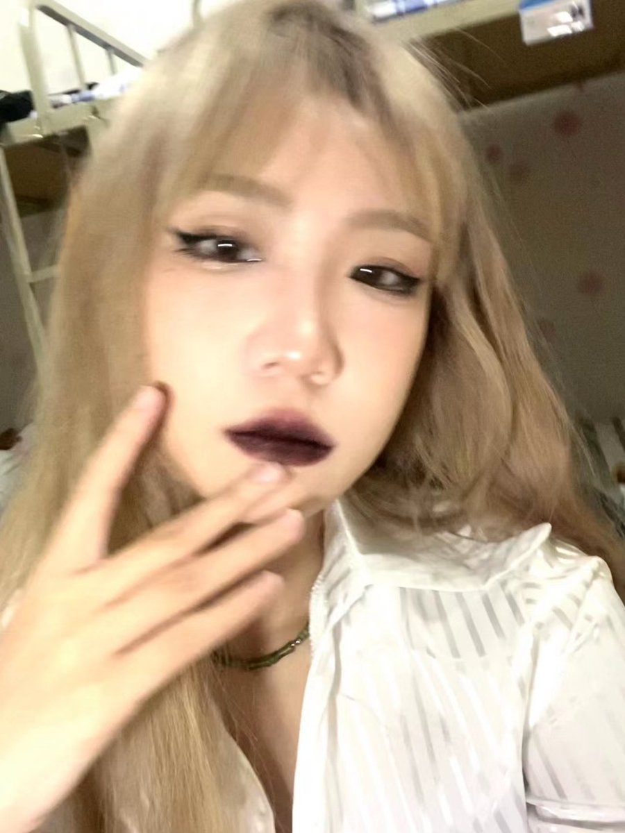 学校宿舍露出反差系列（30）
@hutuiaitewo 
@woshuaibao 
@wsdsbs 
@meiridabishai

#反差 #反差女大学生 https://t.co/MMZPCc1EWz