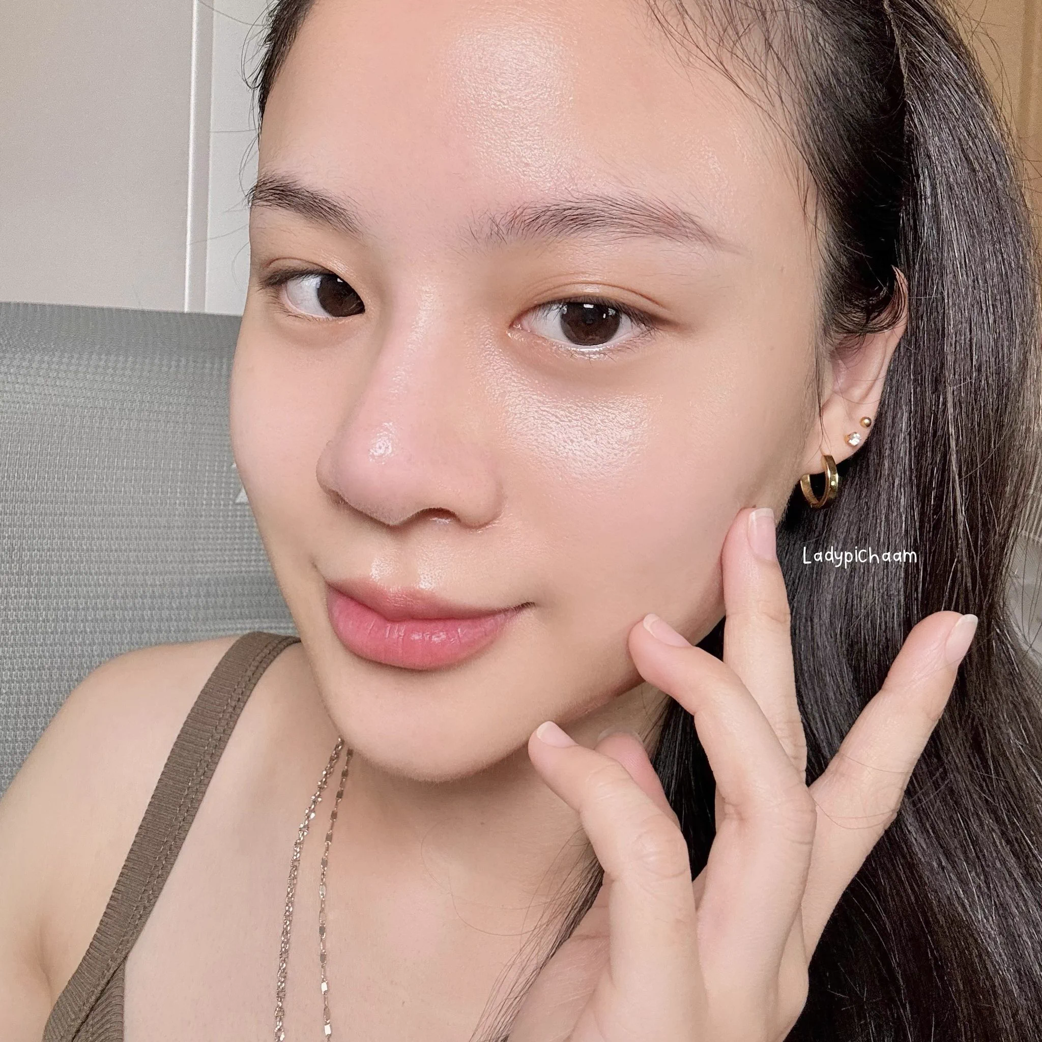 รวมสกินแคร์งบ 5 ใบแดงจาก Glad2Glow เทอออ เค้าใช้ดีมากอ่าา ละคือกระปุกพกจ น่ารักไม่ไหว พิชามเอาครีมบำรุงมาลอง 2 สูตร 🩷สูตรสีชมพูคือเน้นความสว่าง ใช้ละผิวใสมาก กระจ่างขึ้นทันตาสุด💚อีกสูตรนึงคือใบบัวบก เน้นลดผิวอักเสบ ตรงไหนมีความผิวแดงๆใช้แล้วผิวหายแดงเลยทันที 🩷เซรั่ม ใช้แล้วสีผิวสม่ำเสมอ เนื้อเค้าเข้มข้นแต่ว่าซึมเข้าผิวได้ดีนะ พิชามชอบมาก เอาจริงกับราคามันน่าว้าวสุดๆ🧡https://t.co/f2hG8oPvKY