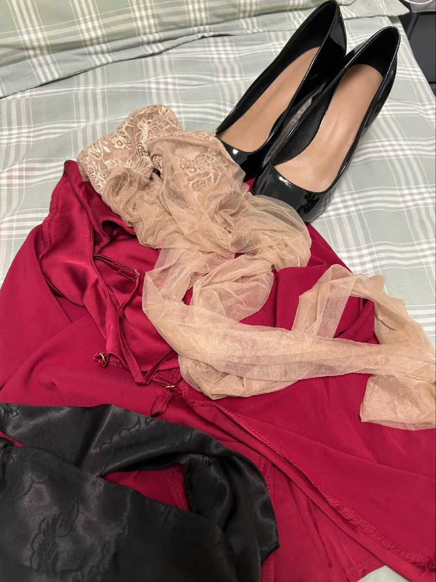 我好像能感受到他的指纹，胡渣，侧颈，嘴唇在我的双腿间，还有我最渴望的，在我湿润的身体里涨开。 https://t.co/n1kFxhLBTF