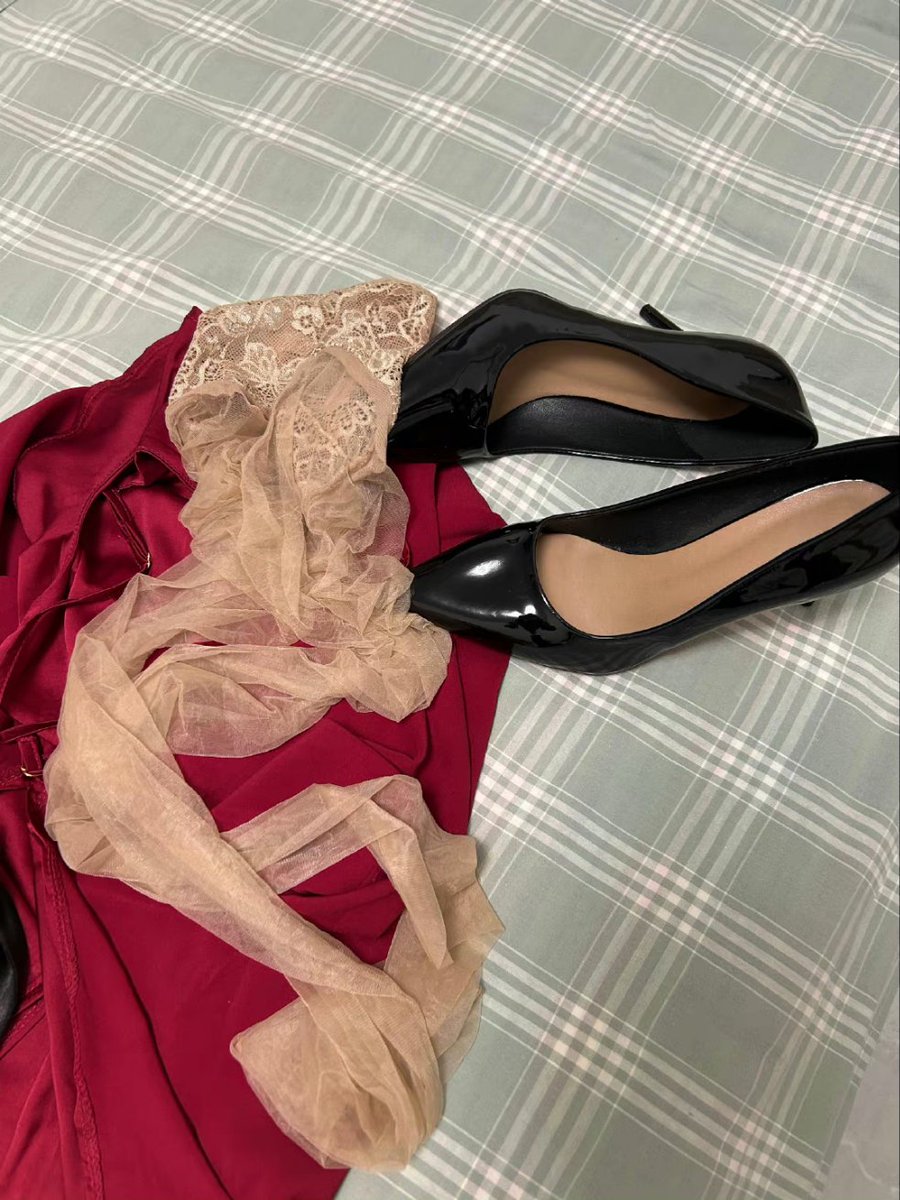 我好像能感受到他的指纹，胡渣，侧颈，嘴唇在我的双腿间，还有我最渴望的，在我湿润的身体里涨开。 https://t.co/n1kFxhLBTF