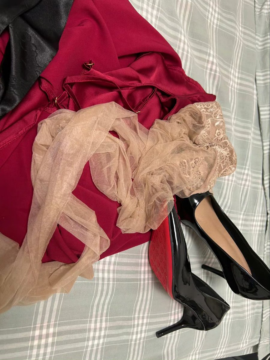 我好像能感受到他的指纹，胡渣，侧颈，嘴唇在我的双腿间，还有我最渴望的，在我湿润的身体里涨开。 https://t.co/n1kFxhLBTF