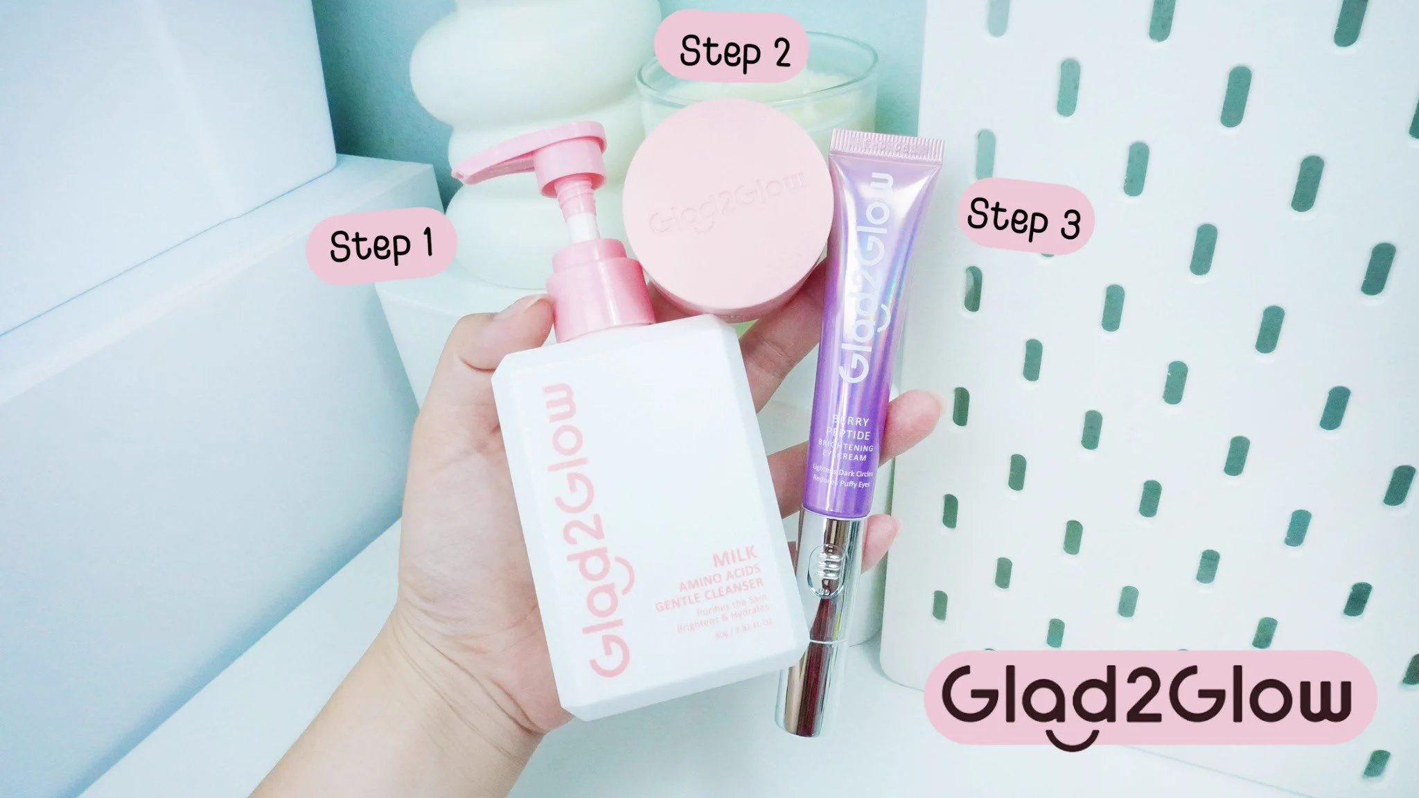 Skincare ราคานักเรียน นักศึกษา💕 Glad2Glow คุณภาพเกินราคาาา เราใช้คลีนเซอร์💕 แล้วชอบบ อ่อนโยน ไม่ทำให้ผิวแห้งเอี๊ยด แล้วใช้ miosturizer💕ต่อเลย มีไม้พายมาให้ด้วย เนื้อครีมไม่หนักผิว เกลี่ยง่าย ซึมไว เน้นผิวชุ่มชื้น+กระจ่างใส และสุดท้าย eye cream💕 คือปังมากก กดตรงหัว เค้าจะสั่น คือเก๋ ความเย็นของหัวจะช่วยลดอาการบวม #ใช้จริงรีวิวจริง